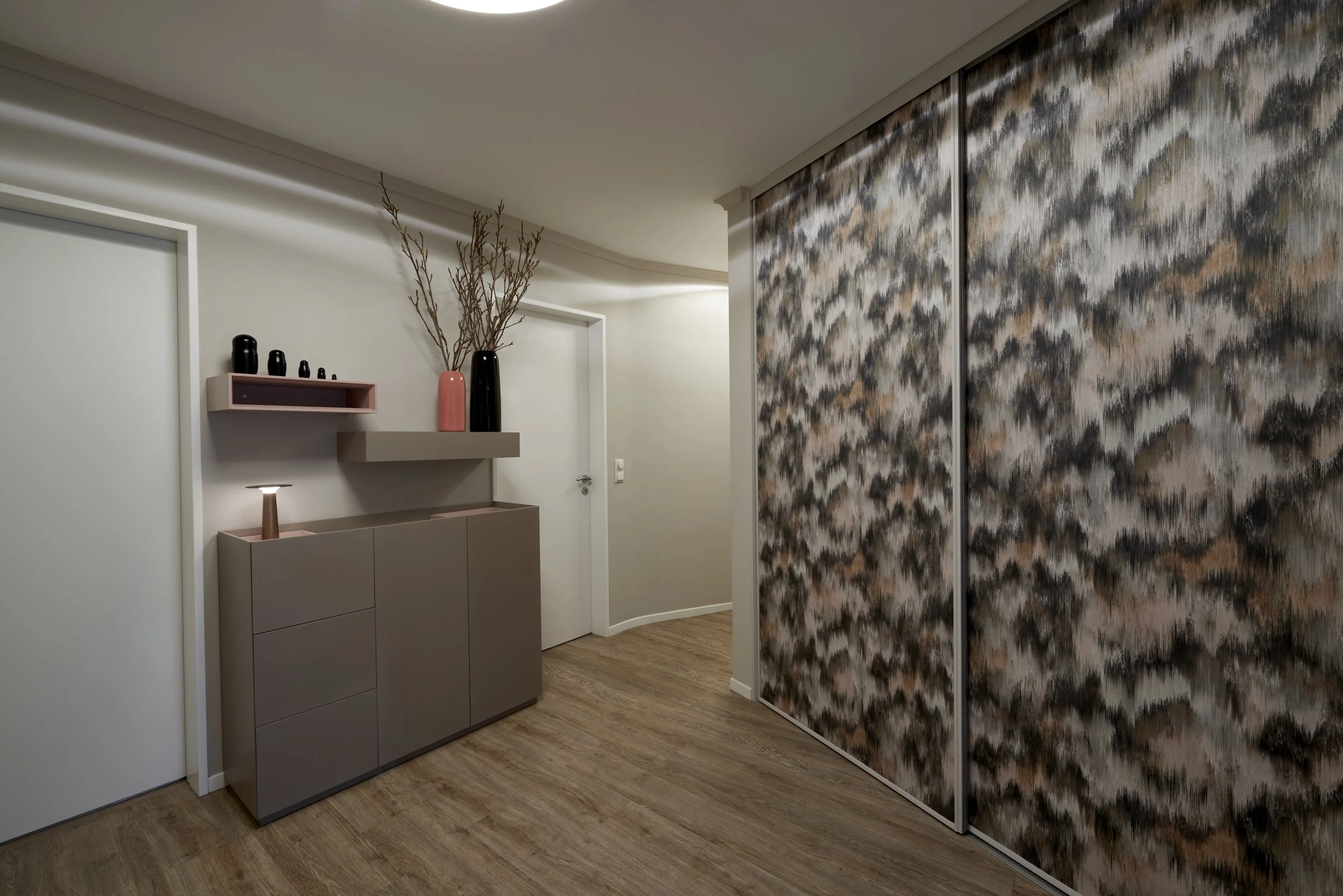 Flurgestaltung modern Schönbuch Flurmöbel Holzboden Tapete Romo Black Edition