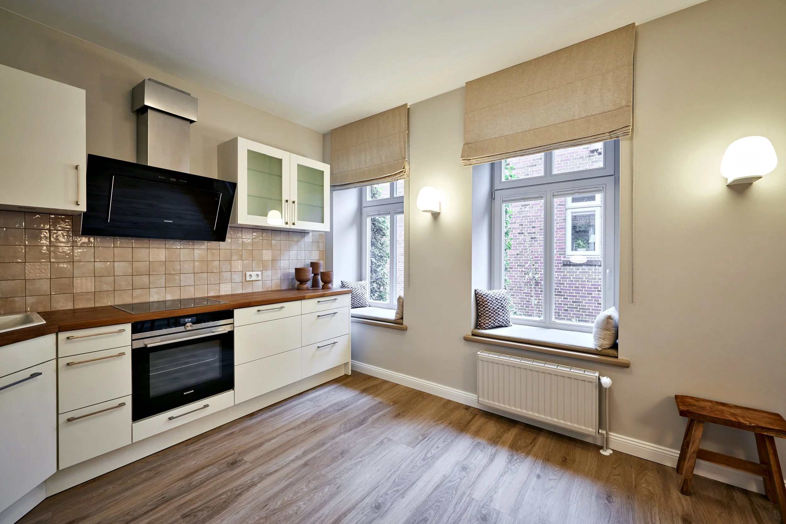 Landhausküche Weiss Creme Holzboden