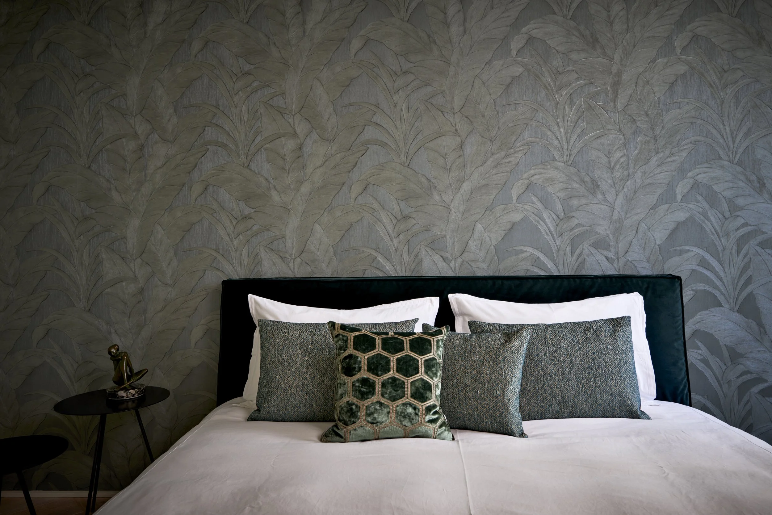 Schlafzimmer Bett Flexteam Tapete floral Arte HafenCity Apartment