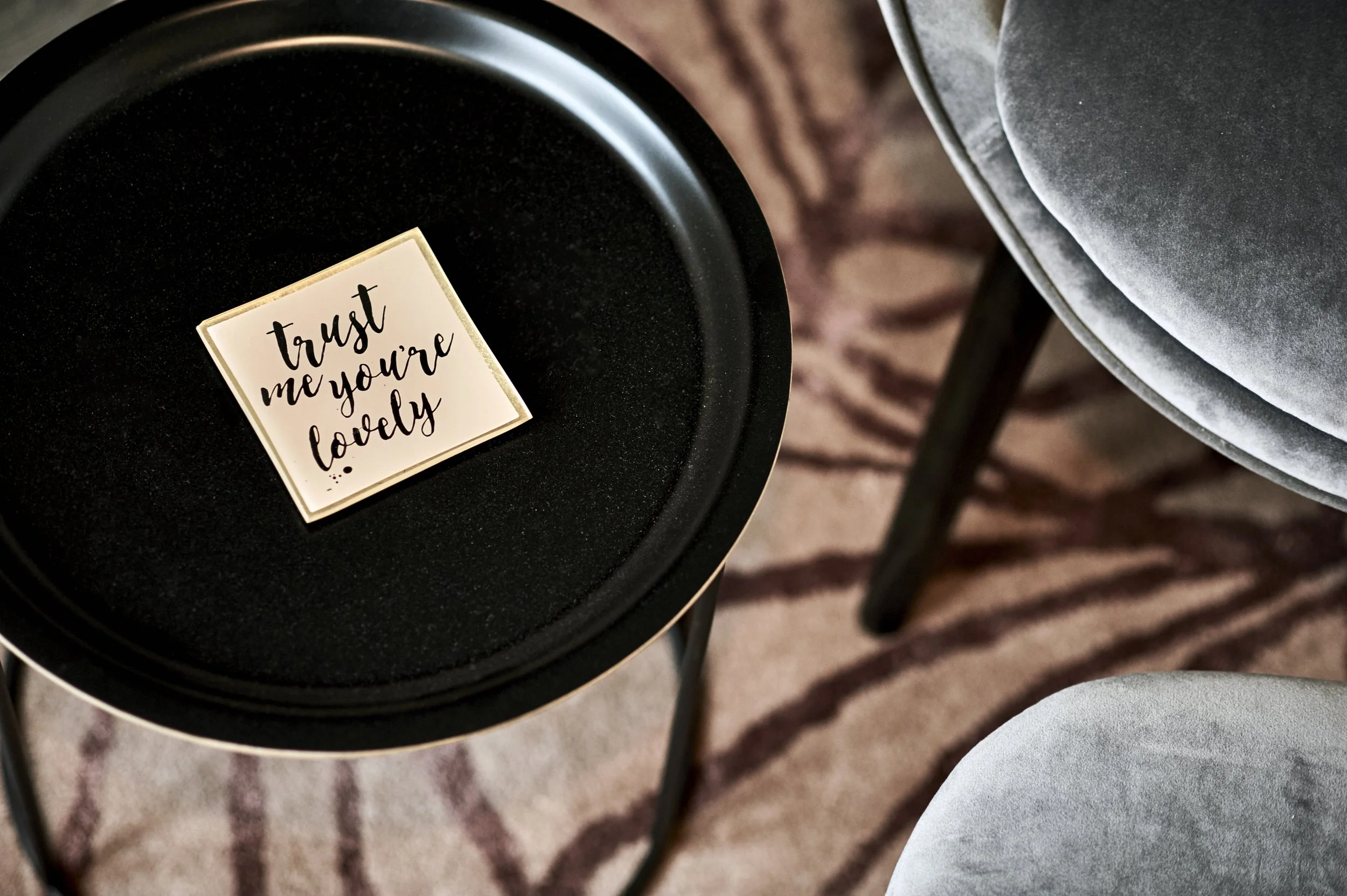 Beistelltische rund schwarz Teppich lachs BoConcept