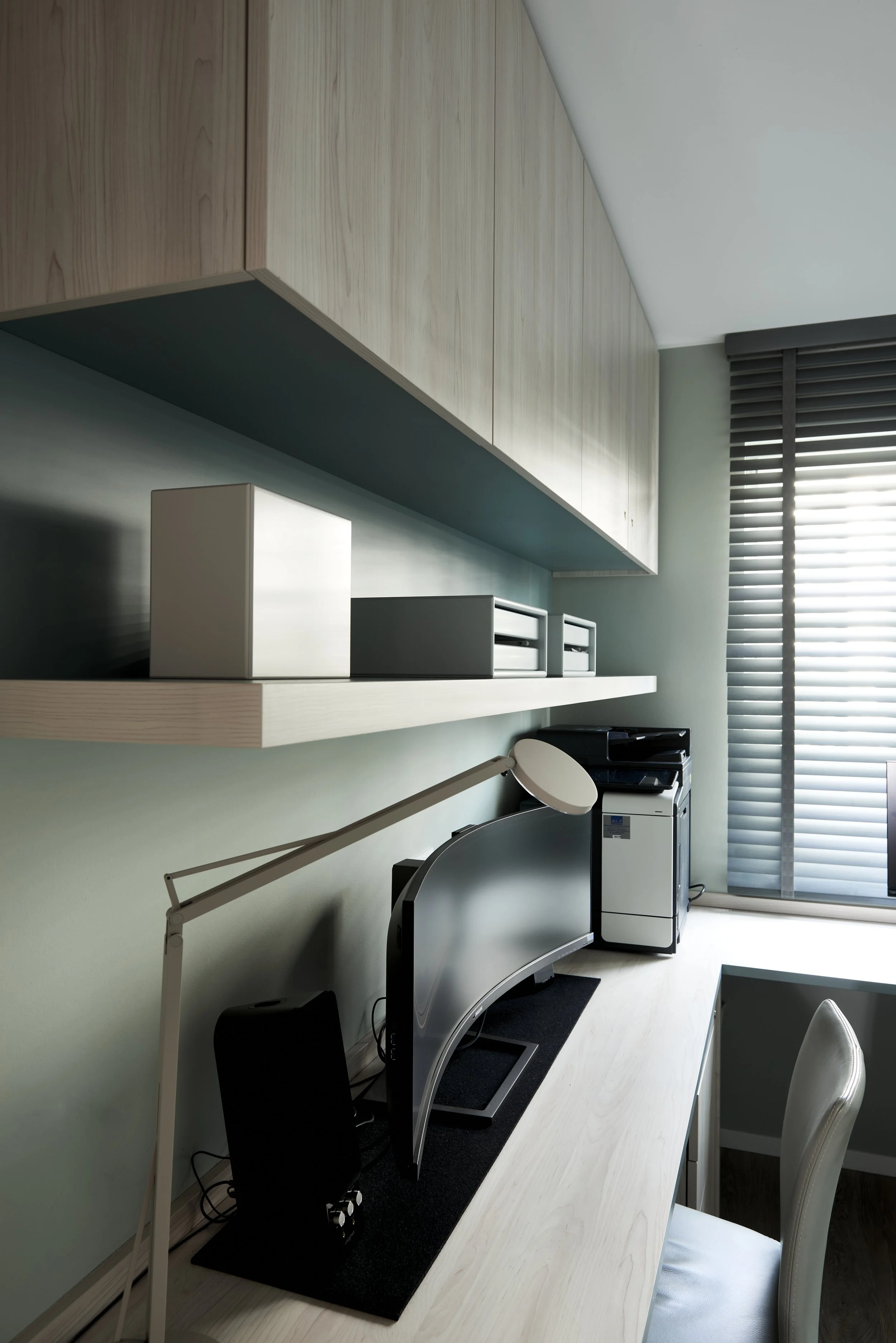 Arbeitszimmer mintgrün Eiche Oberschränke grifflos Regal Tischleranfertigung