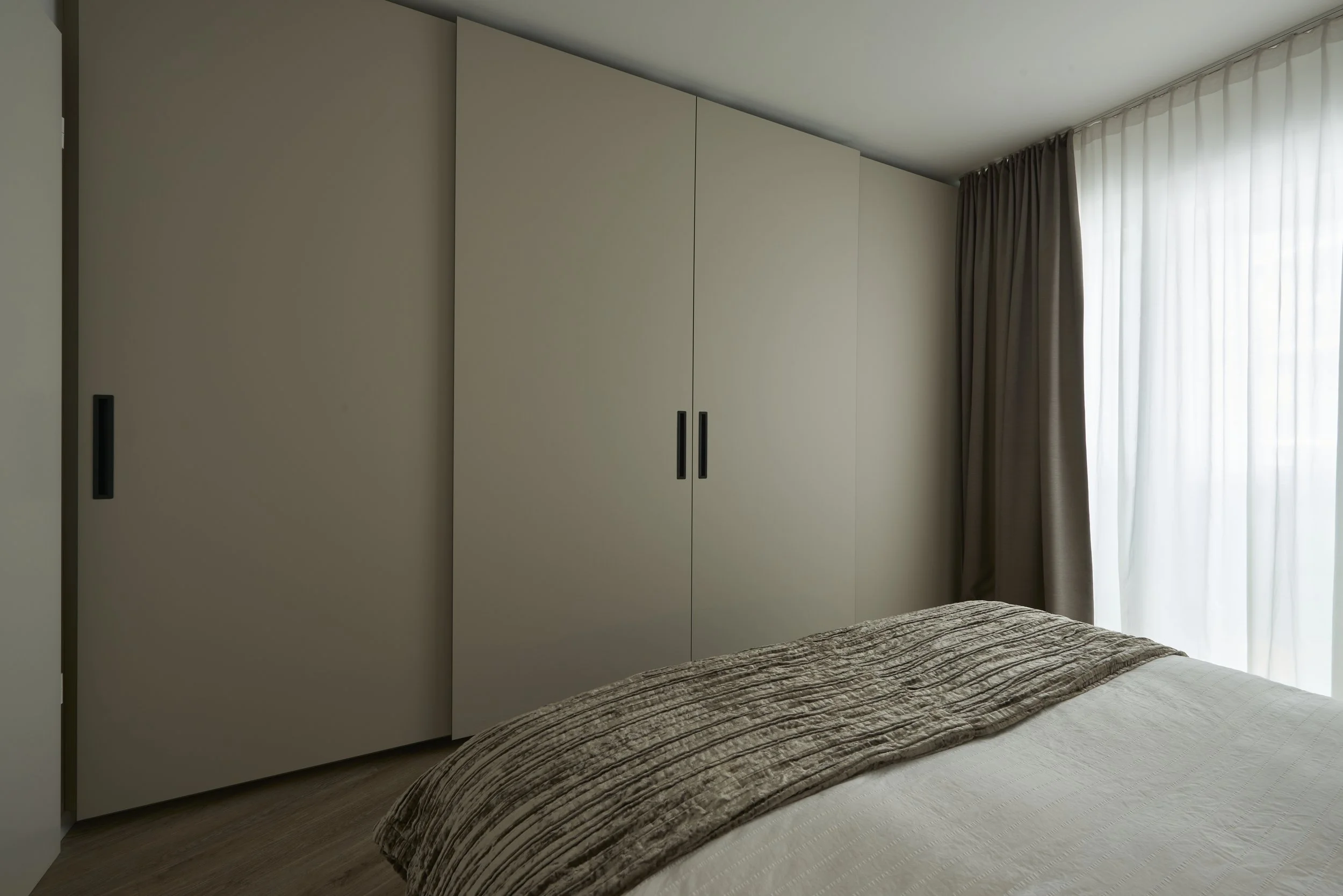 Schlafzimmer Einbauschrank Schiebetüren schlammfarben Tischleranfertigung