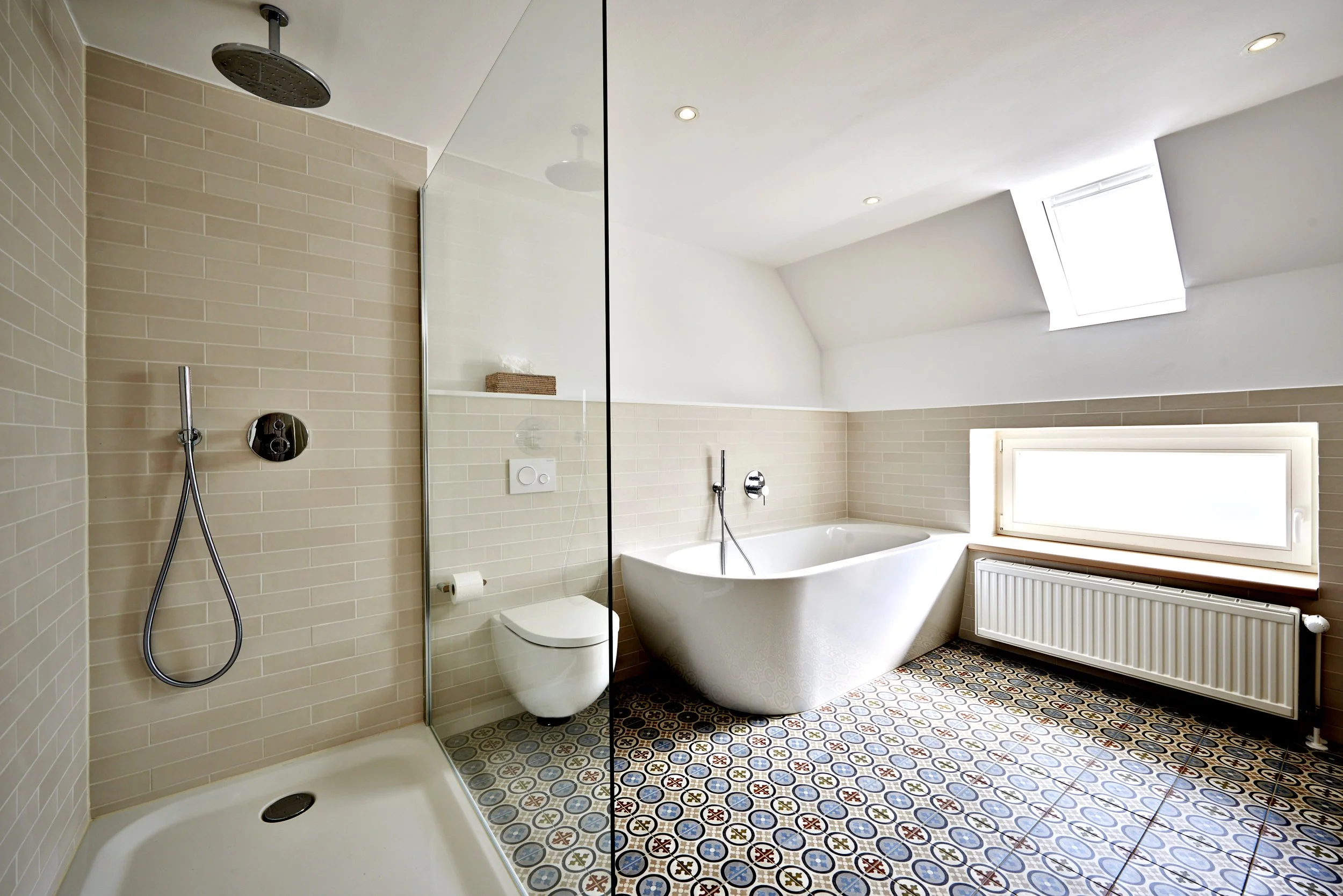 Bad Landhausstil Bodenfliesen bunt Dusche Badewanne