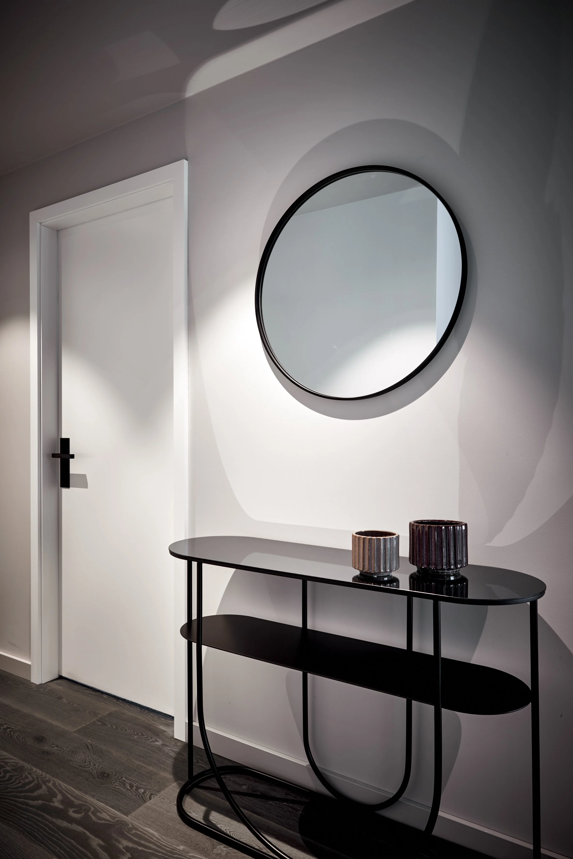 Flur Sideboard schwarz Metall Spiegel rund BoConcept