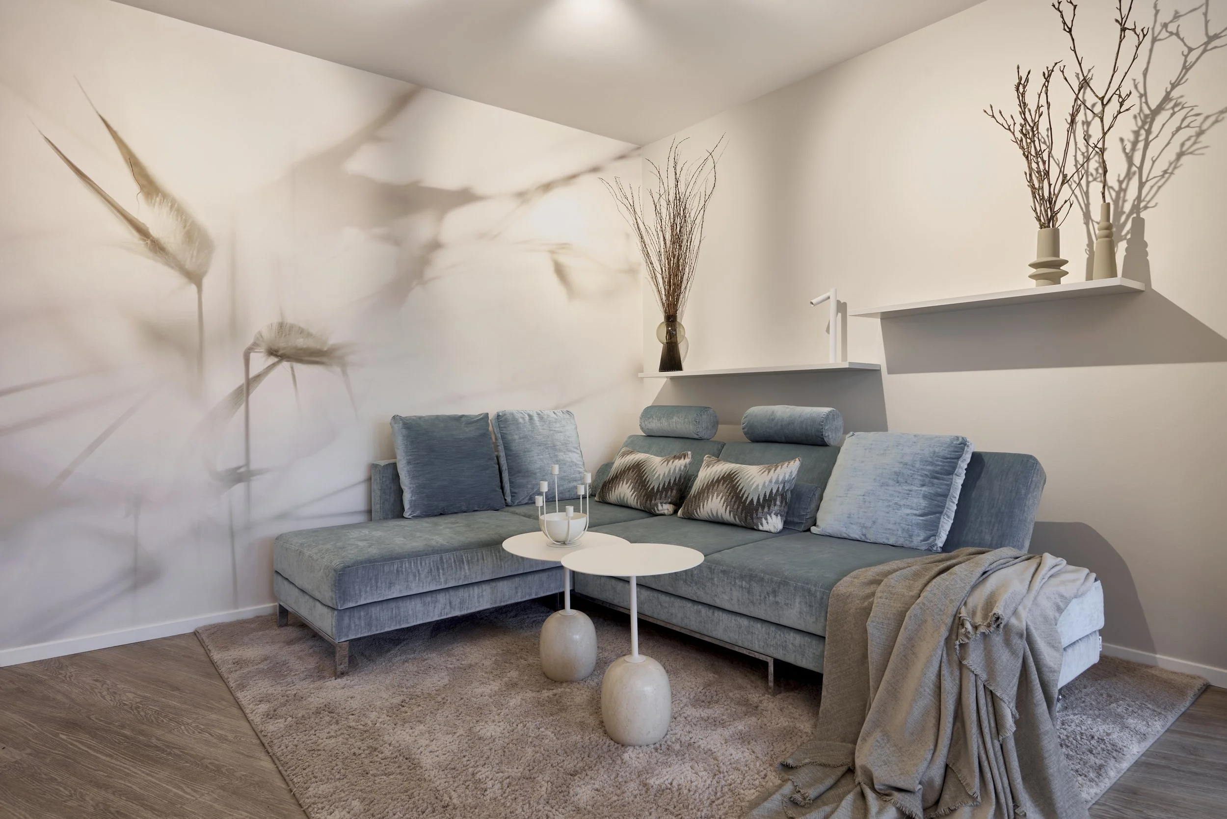 Wohnzimmer Tapete Sofa blau Brühl Teppich cremefarben Wandborde Marmortische rund &Tradition