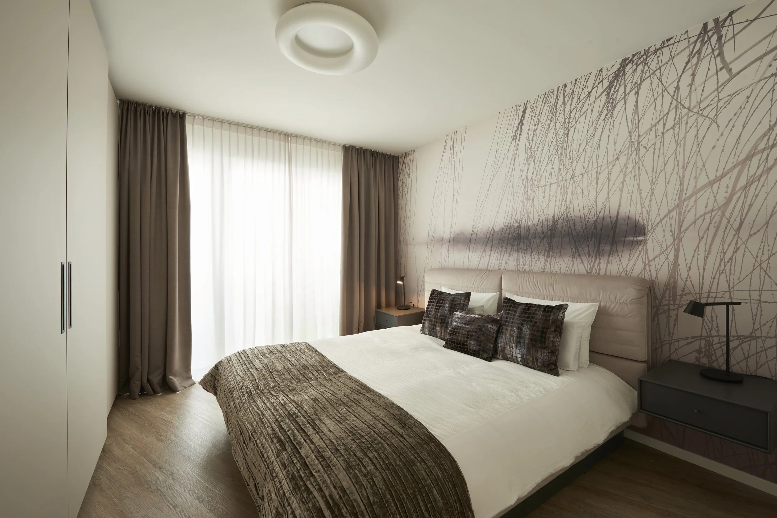 Schlafzimmer Bett Kopfteil gepolstert Tapete Glamora Vorhänge Romo 