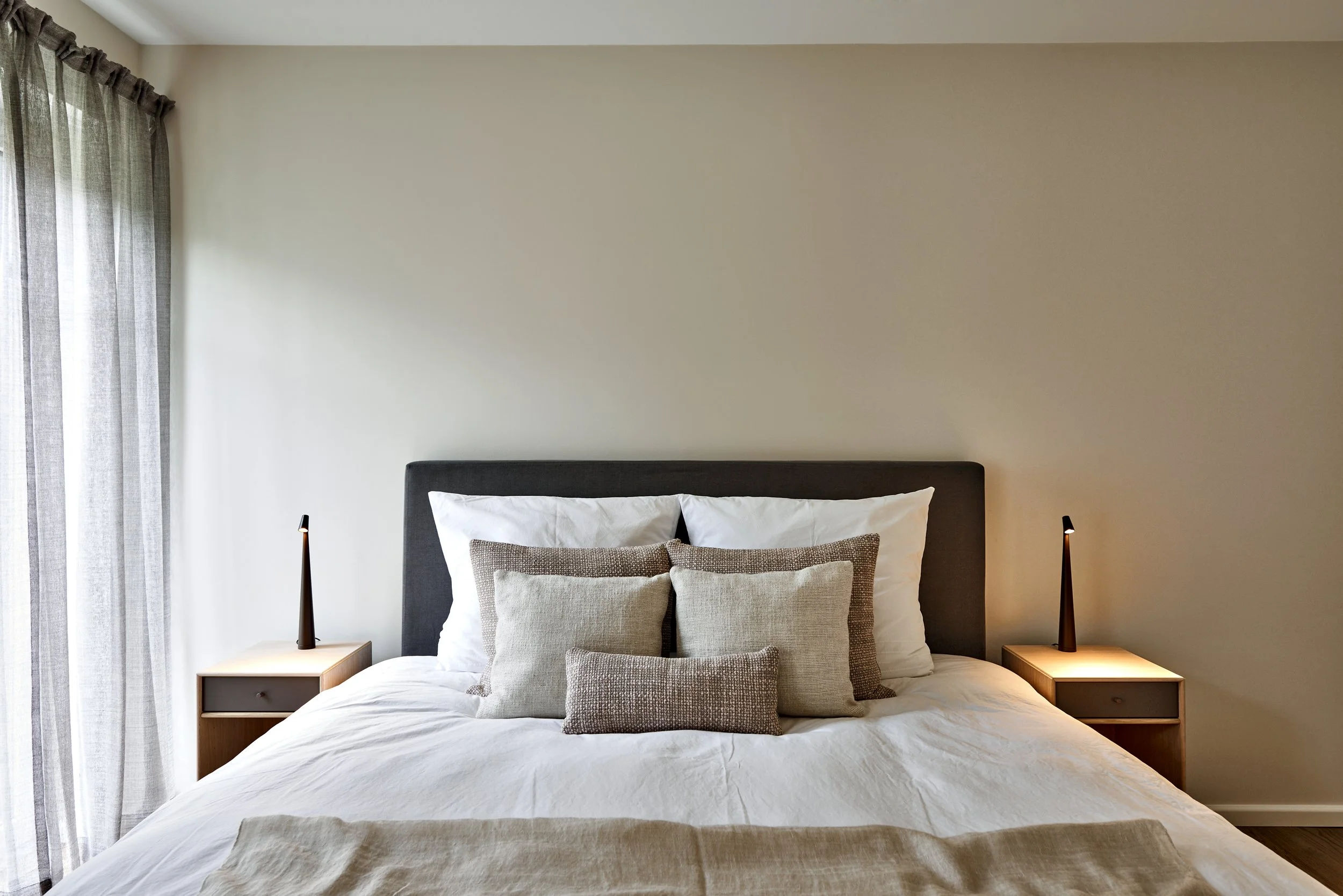 Bett braun mit Kissen Moderner Landhausstil