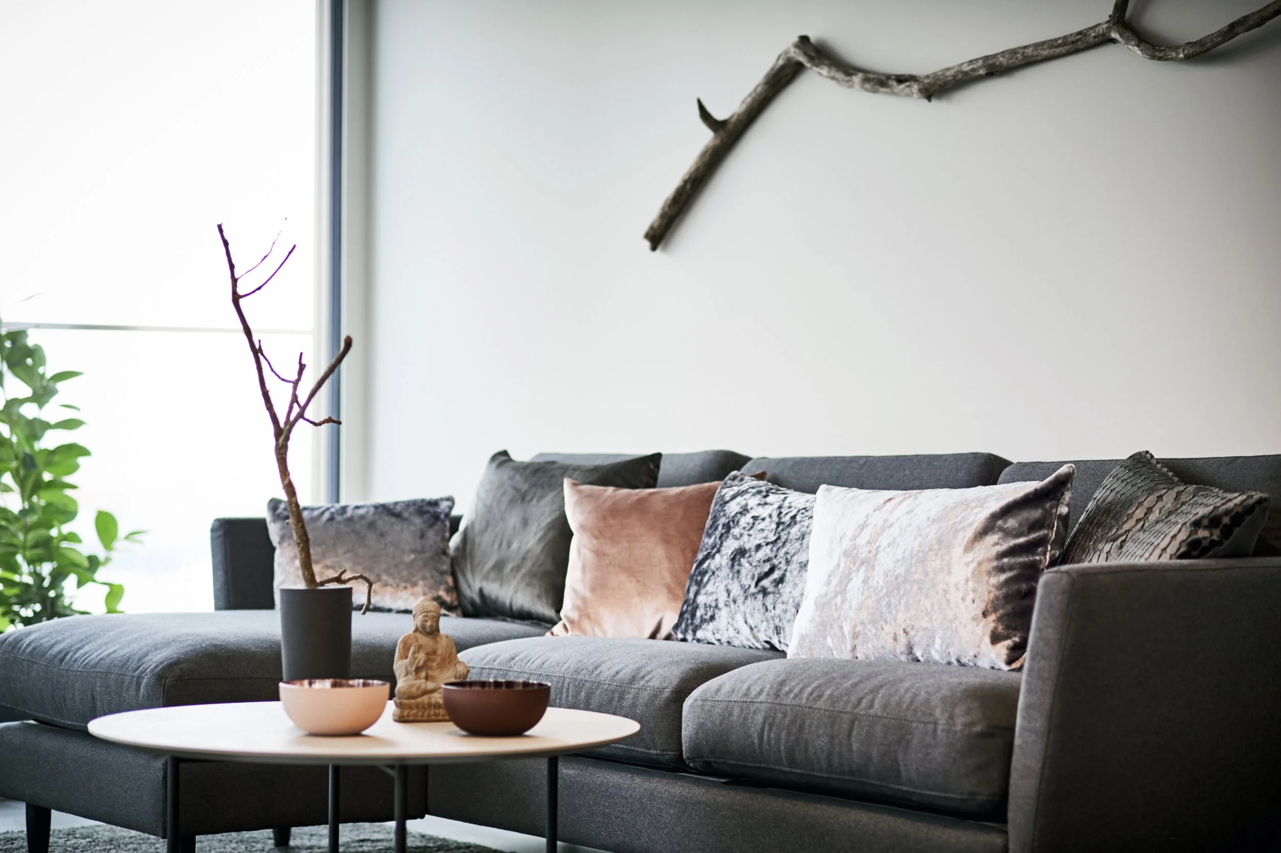 Sofa grau Dekoration Kissen silbergrau lachs Wanddekoration Holz