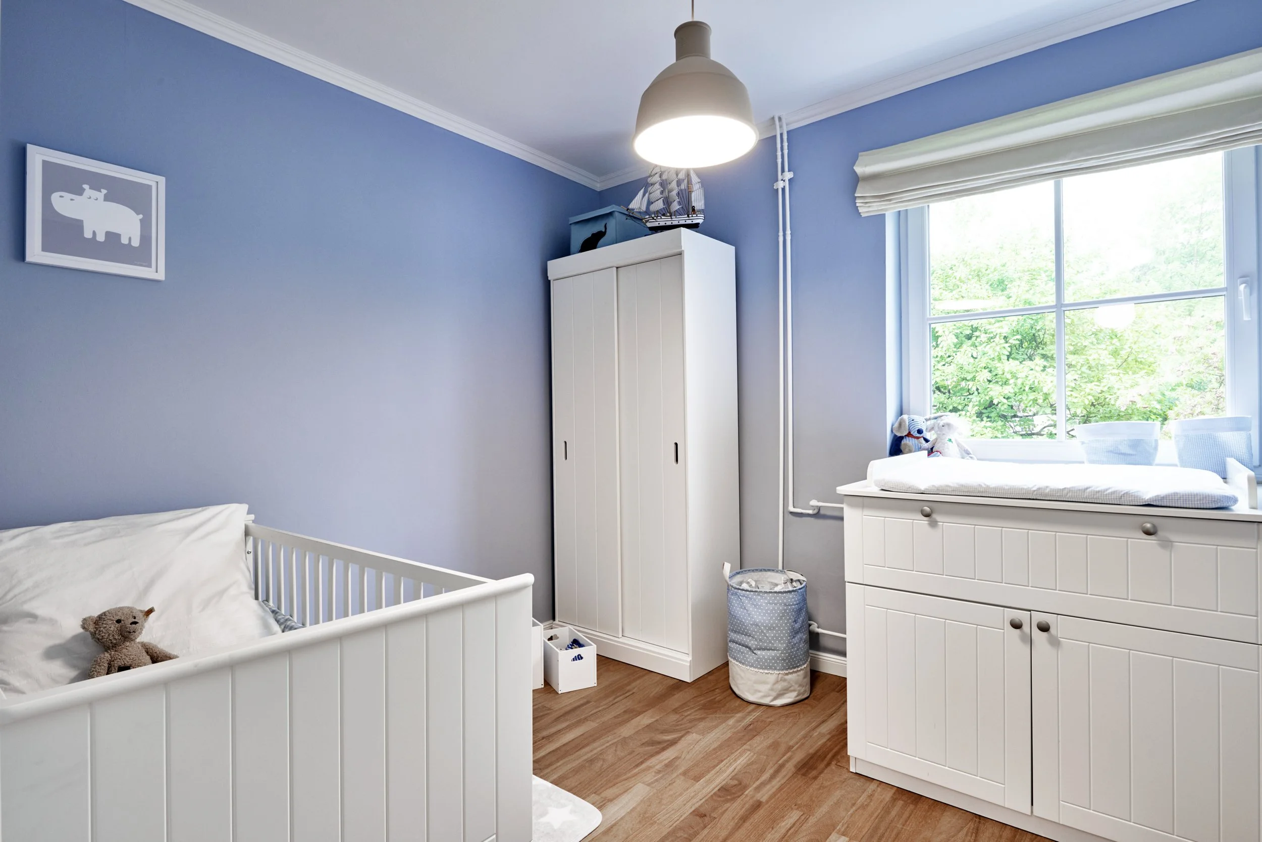 Kinderzimmer Wandfarbe blau Möbel weiss Parkettboden 