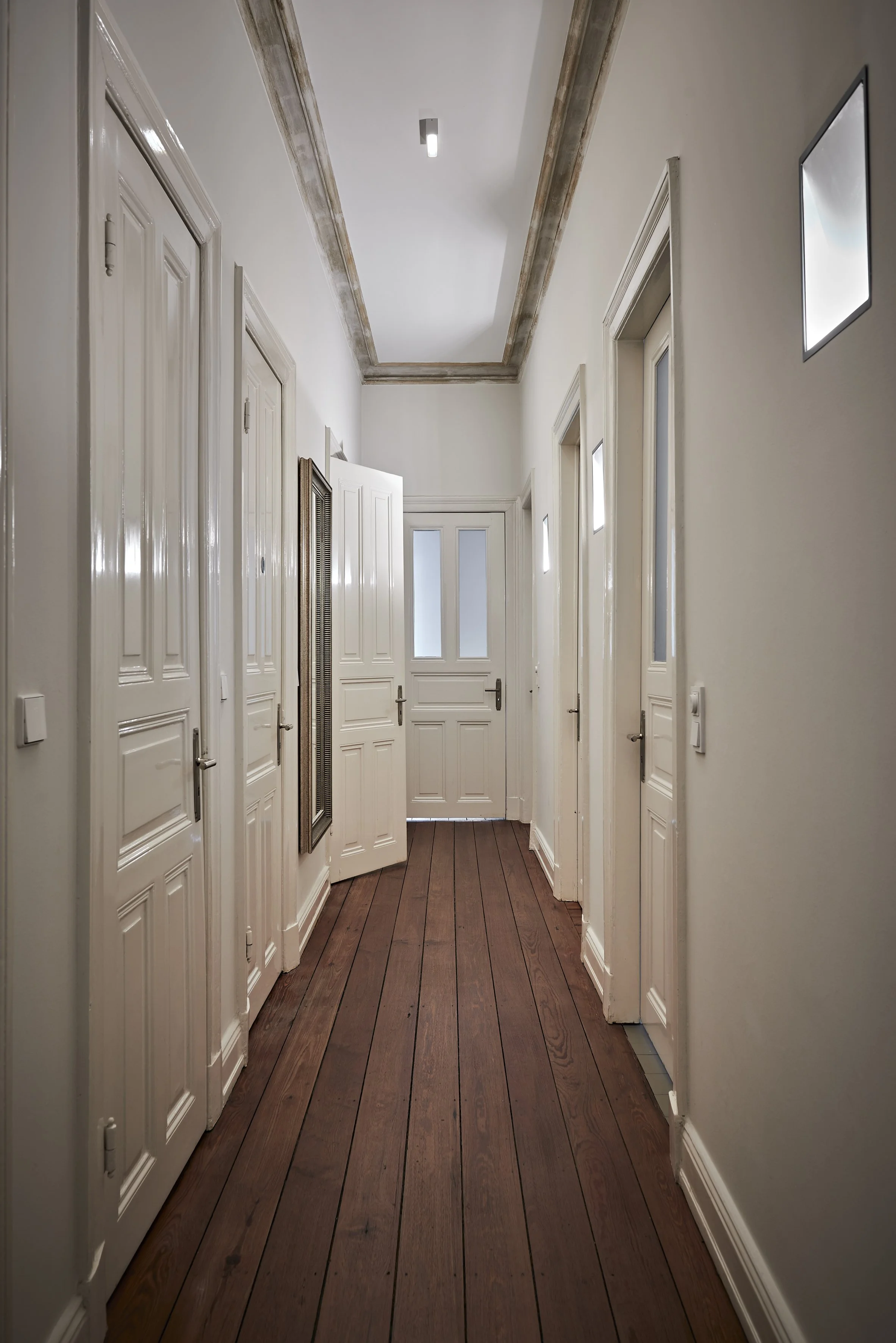 Flur Altbau Holzdielen Stuckdecke