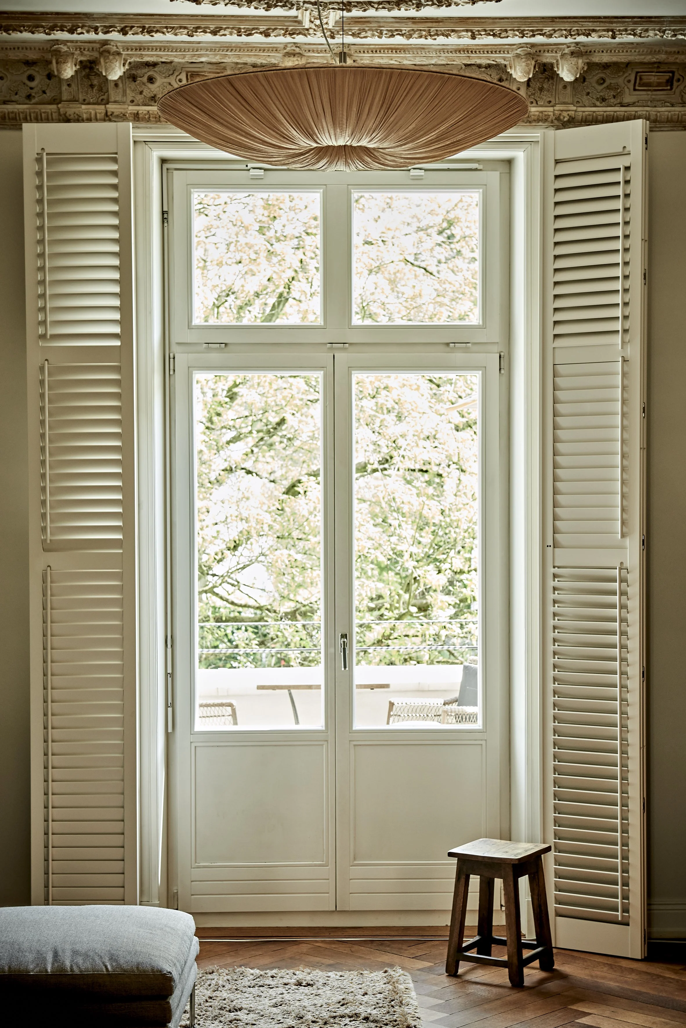 Altbau Wohnzimmer Fensterläden Pendelleuchte Aqua Creations