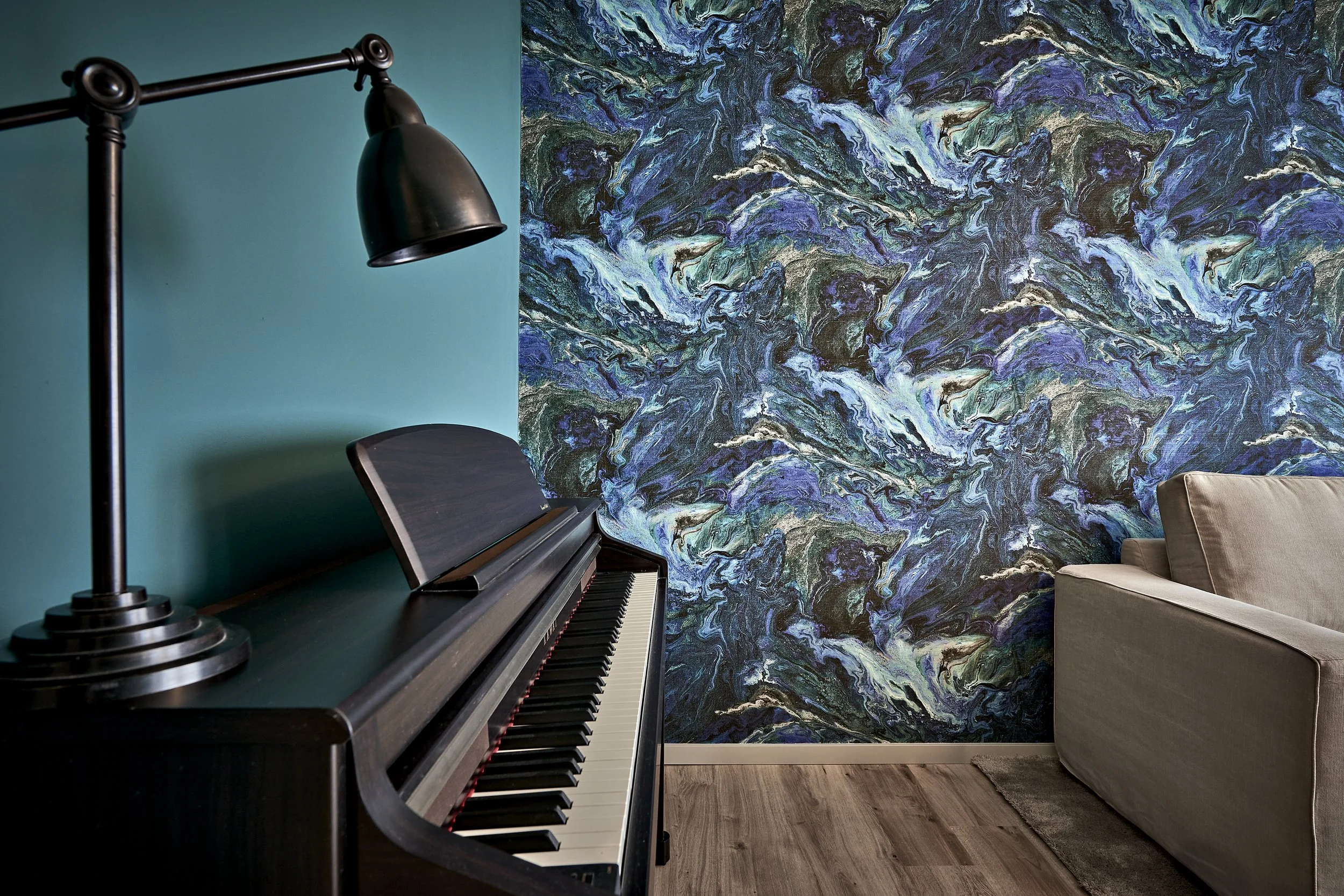 Wohnzimmer Tapete blau grün Chivasso Klavier Tischleuchte schwarz Sofa beige