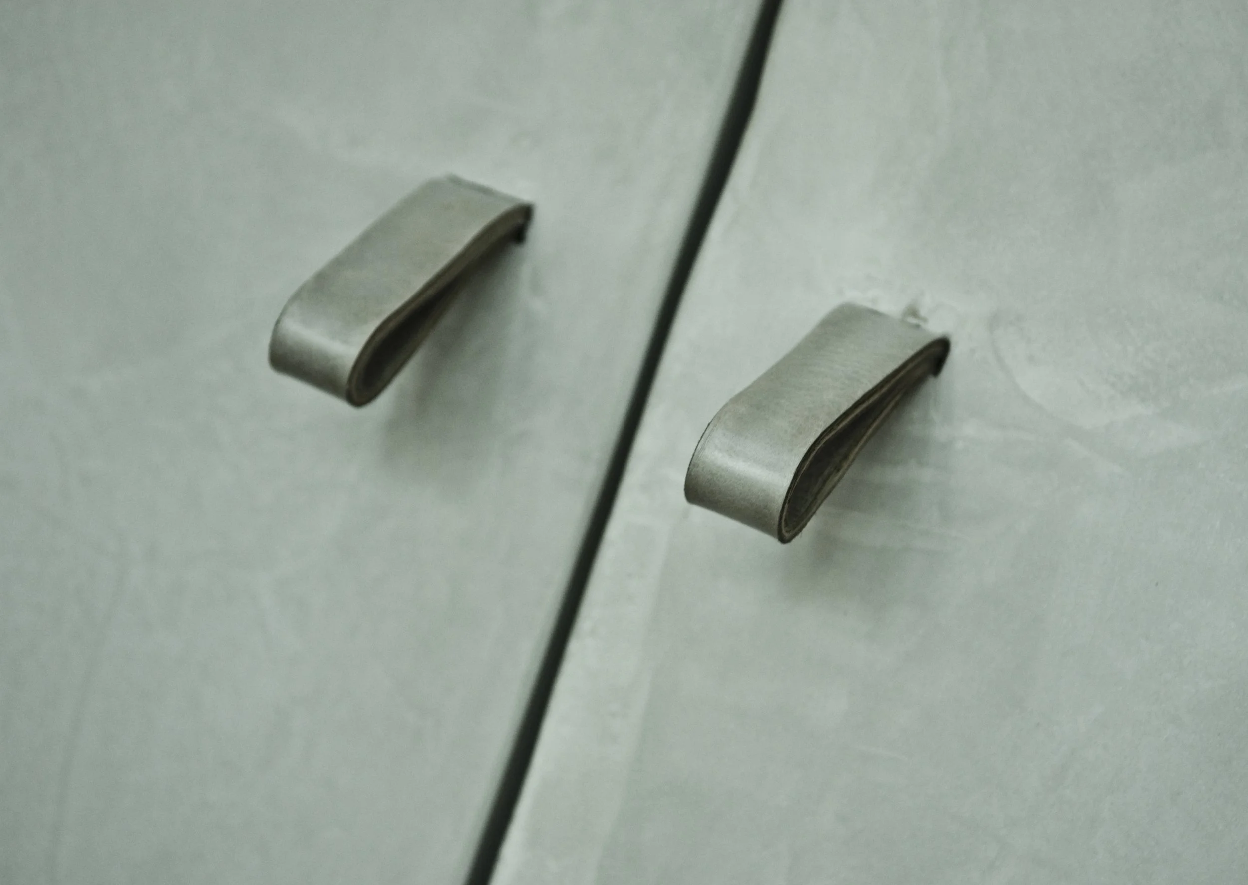 Kleiderschrank Fronten Betonoptik grau Ledergriffe grau 