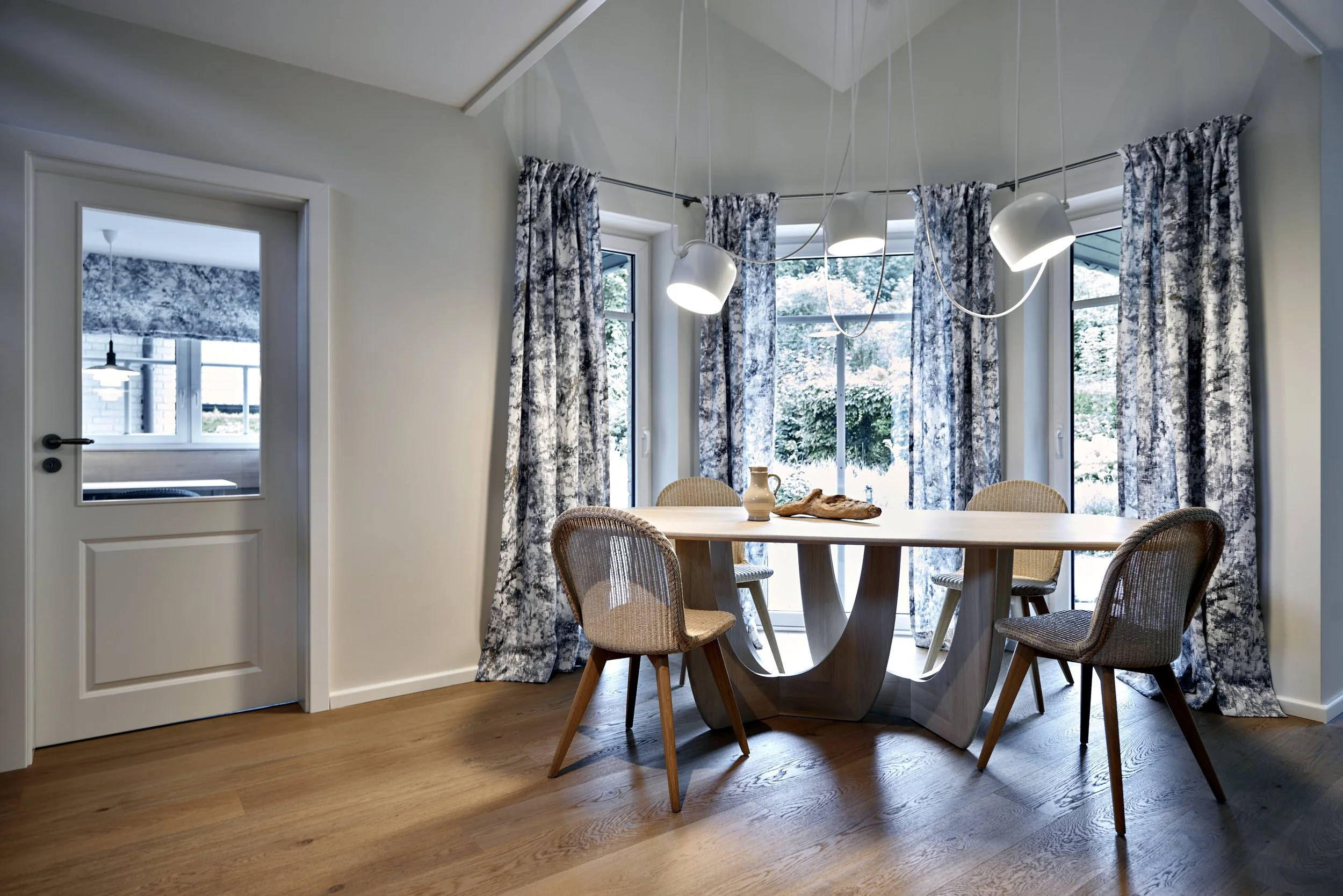 Essbereich Tisch oval Holz Pendelleuchte Vorhänge Holzboden Moderner Landhausstil