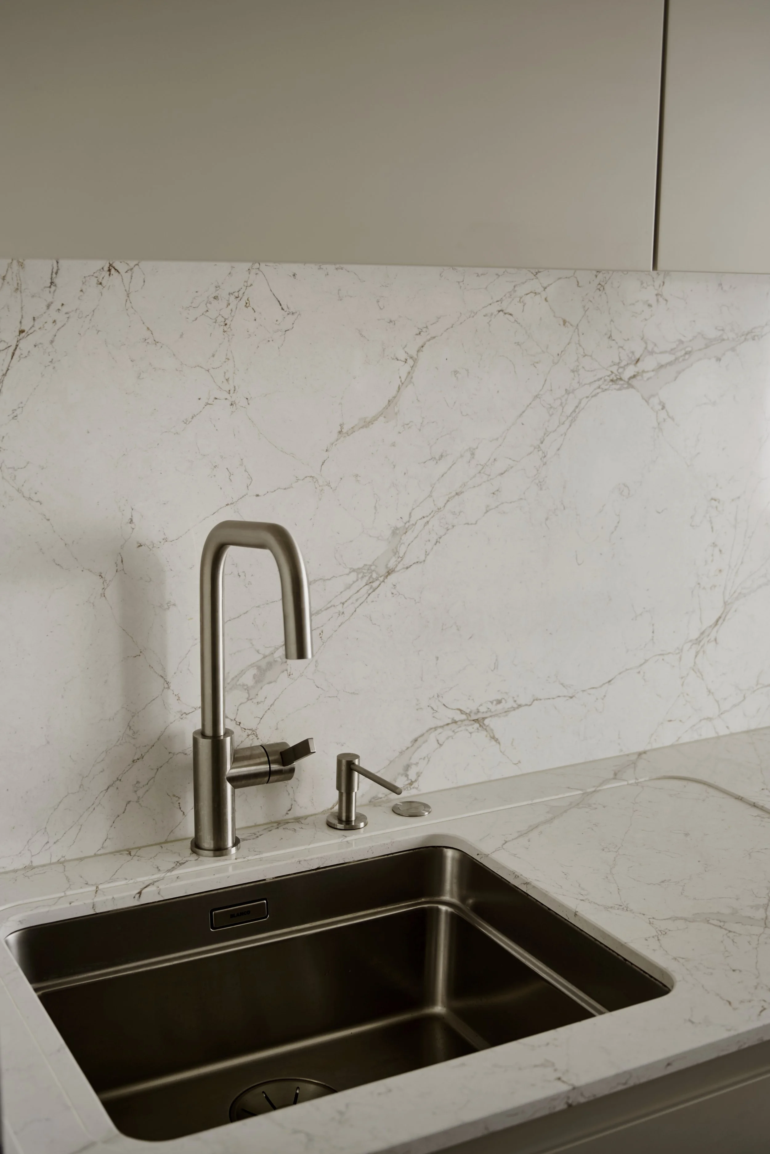 Küchenspüle Blanco Kunststeinplatte Spritzschutz hell Tischleranfertigung Oberschränke