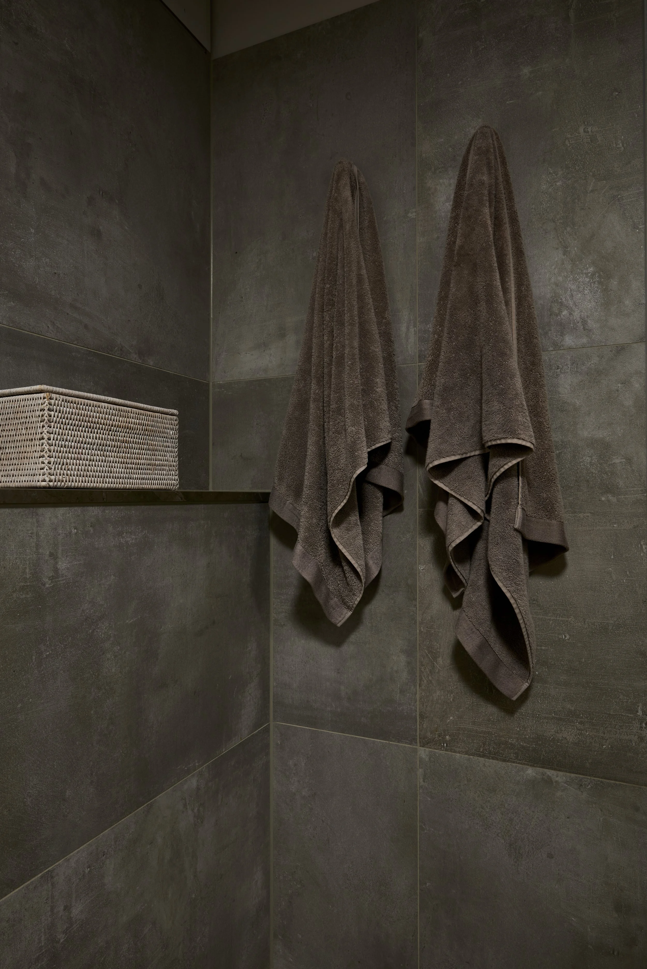 Dusche dunkelgrau Fliesen großformatig Dekoration Decor Walther