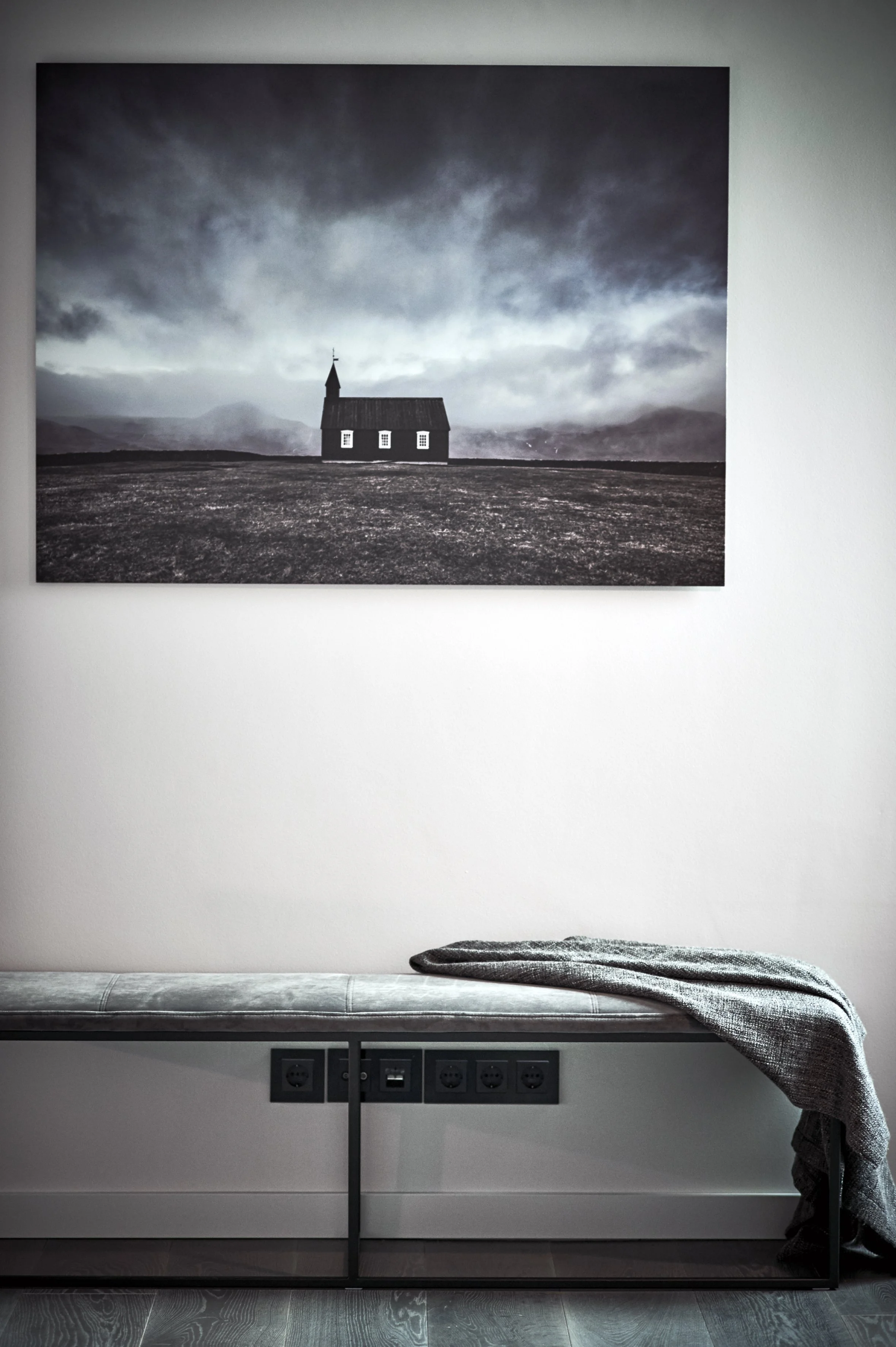 Sitzbank schwarz gepolstert grau Samt Fotokunst BoConcept