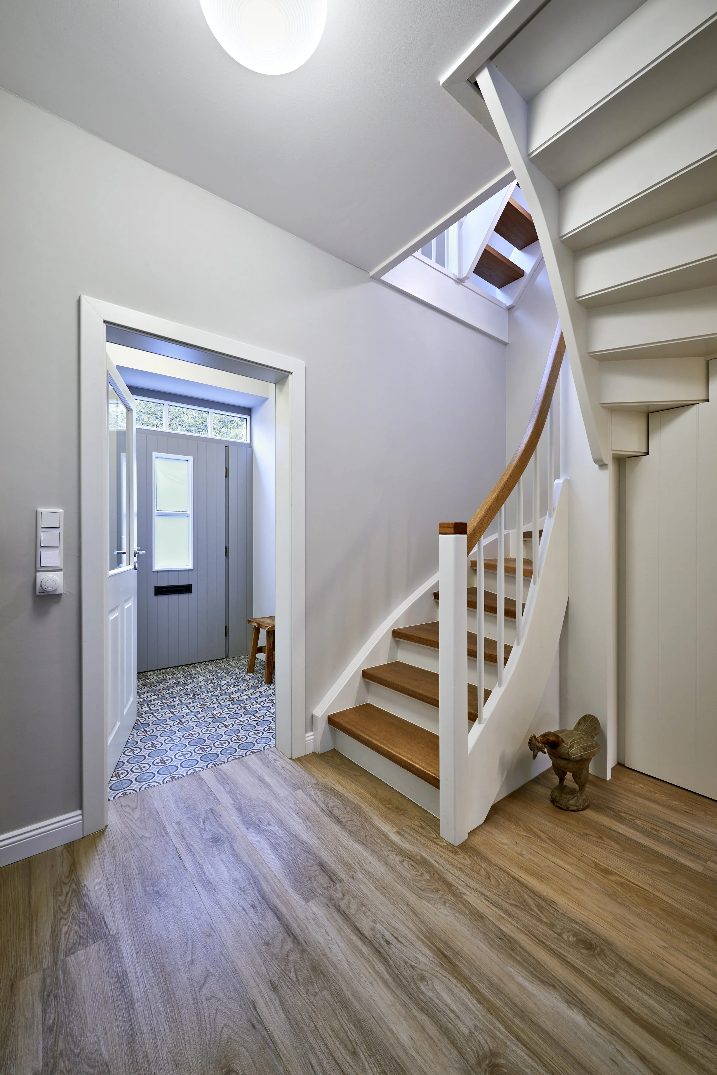 Treppenhaus Landhausstil Holzboden Treppe Weiss