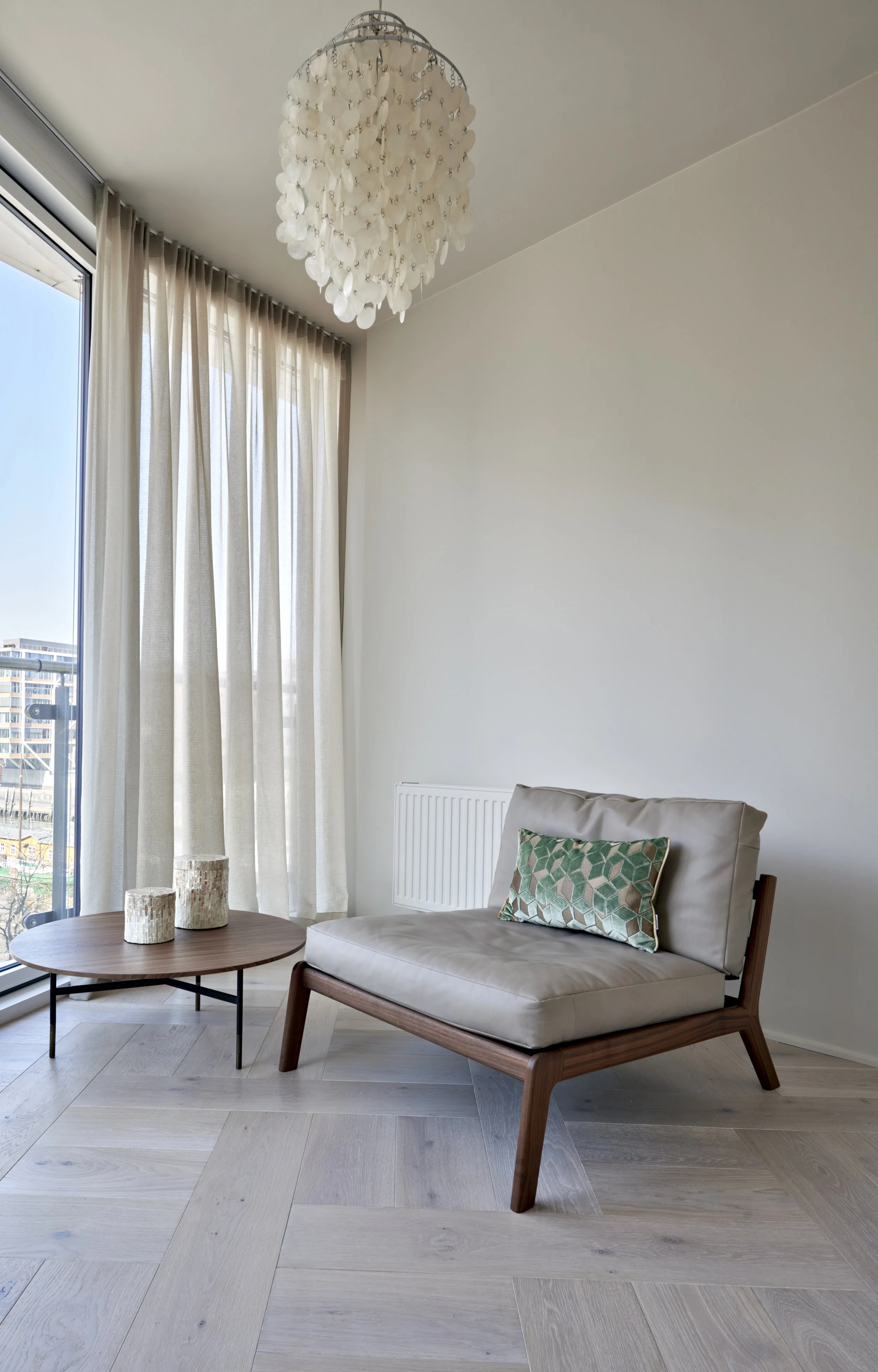 Loungesessel  more Eichenparkett modern hell Apartment HafenCity