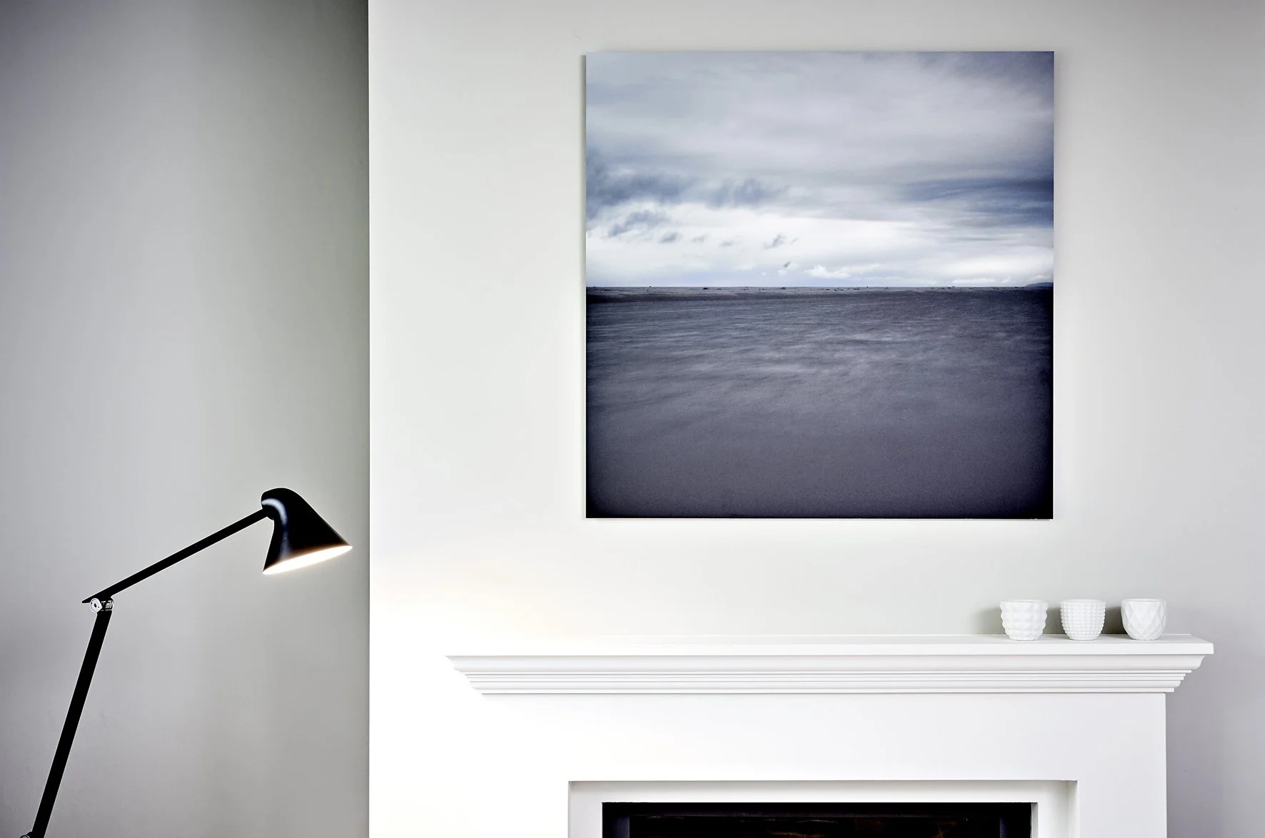 Kamin weiss Stehleuchte schwarz Louis Poulsen Wand Fotokunst blau 