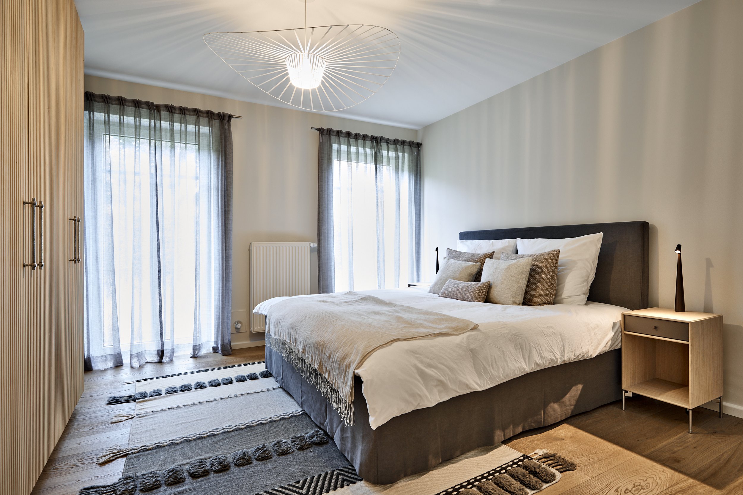 Schlafzimmer Bett braun Holzboden Moderner Landhausstil 