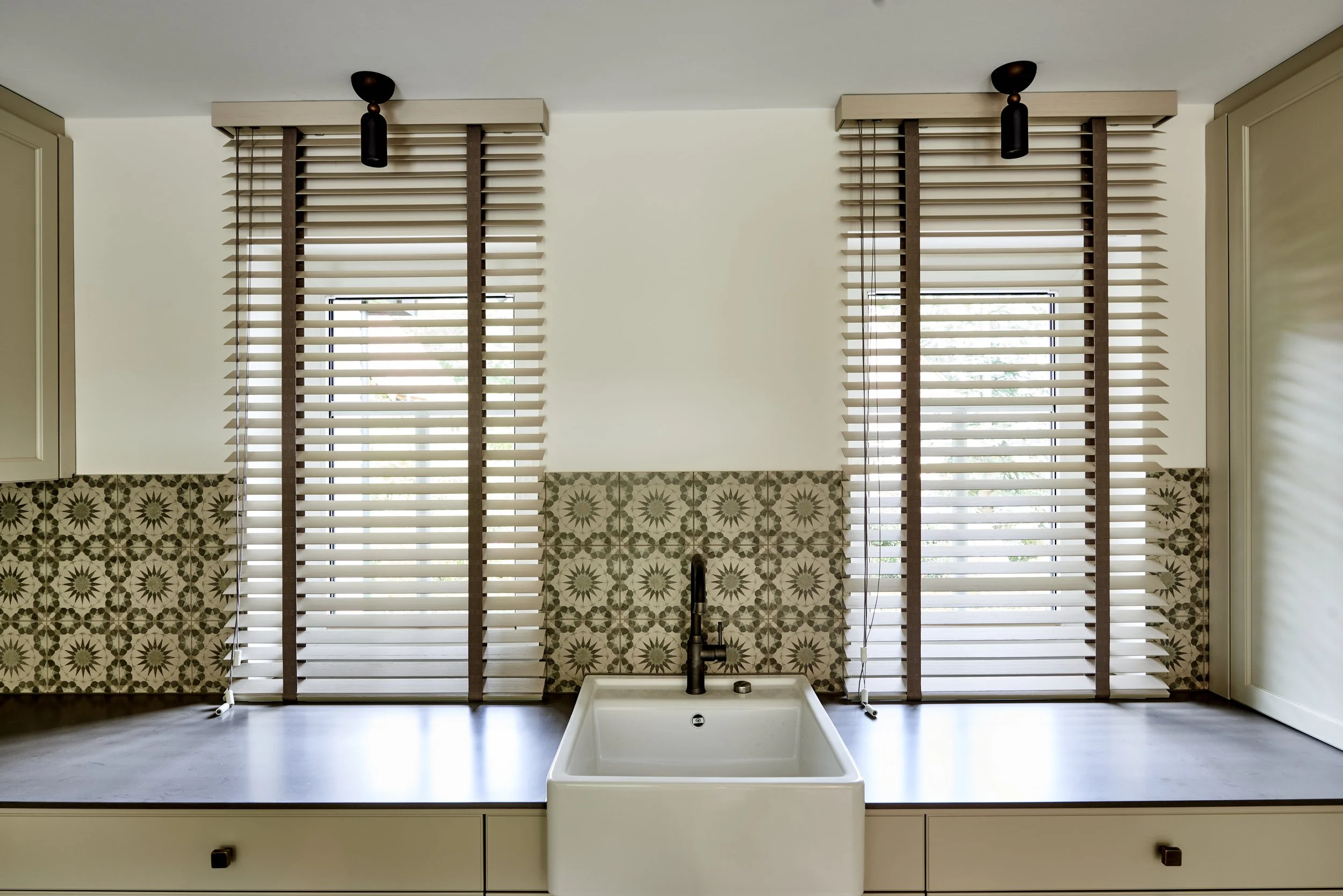 Küche beige Spritzschutz Fliesen gemustert Holzjalousien Keramikspülbecken Weiß Moderner Landhausstil 