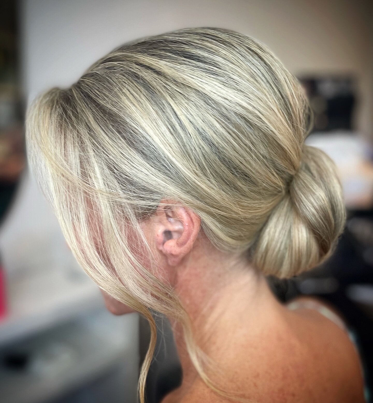 I created this effortless, clean textured low bun for gorgeous mother to the bride Nicole❤️

With a trend this summer of steamy 40 degree days we chose this chic, set and forget lowbun to compliment her fitted, floor length, scarlet red gown. 

The p
