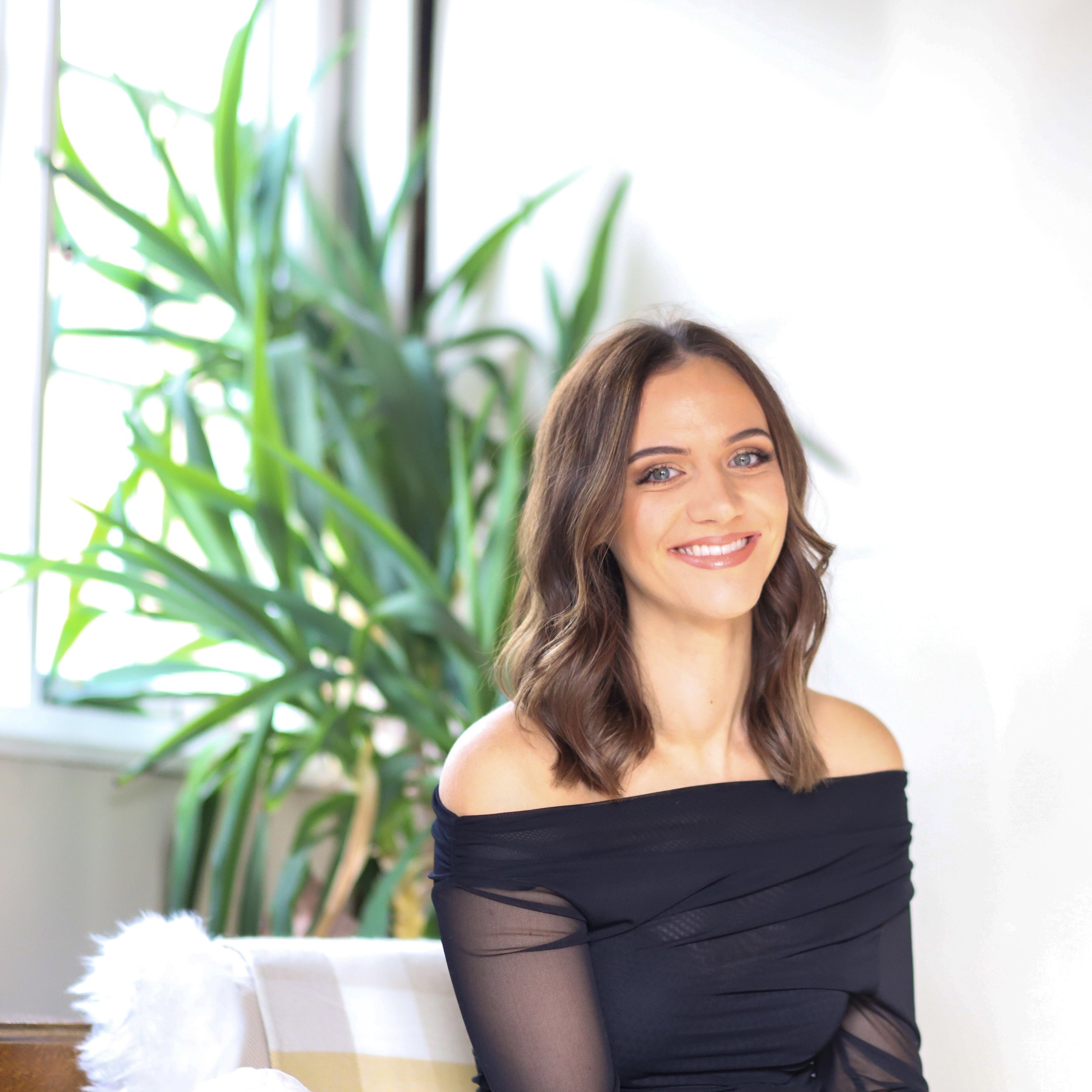 Headshot of bridal hairstylist for Hampshire, Berkshire and Surrey