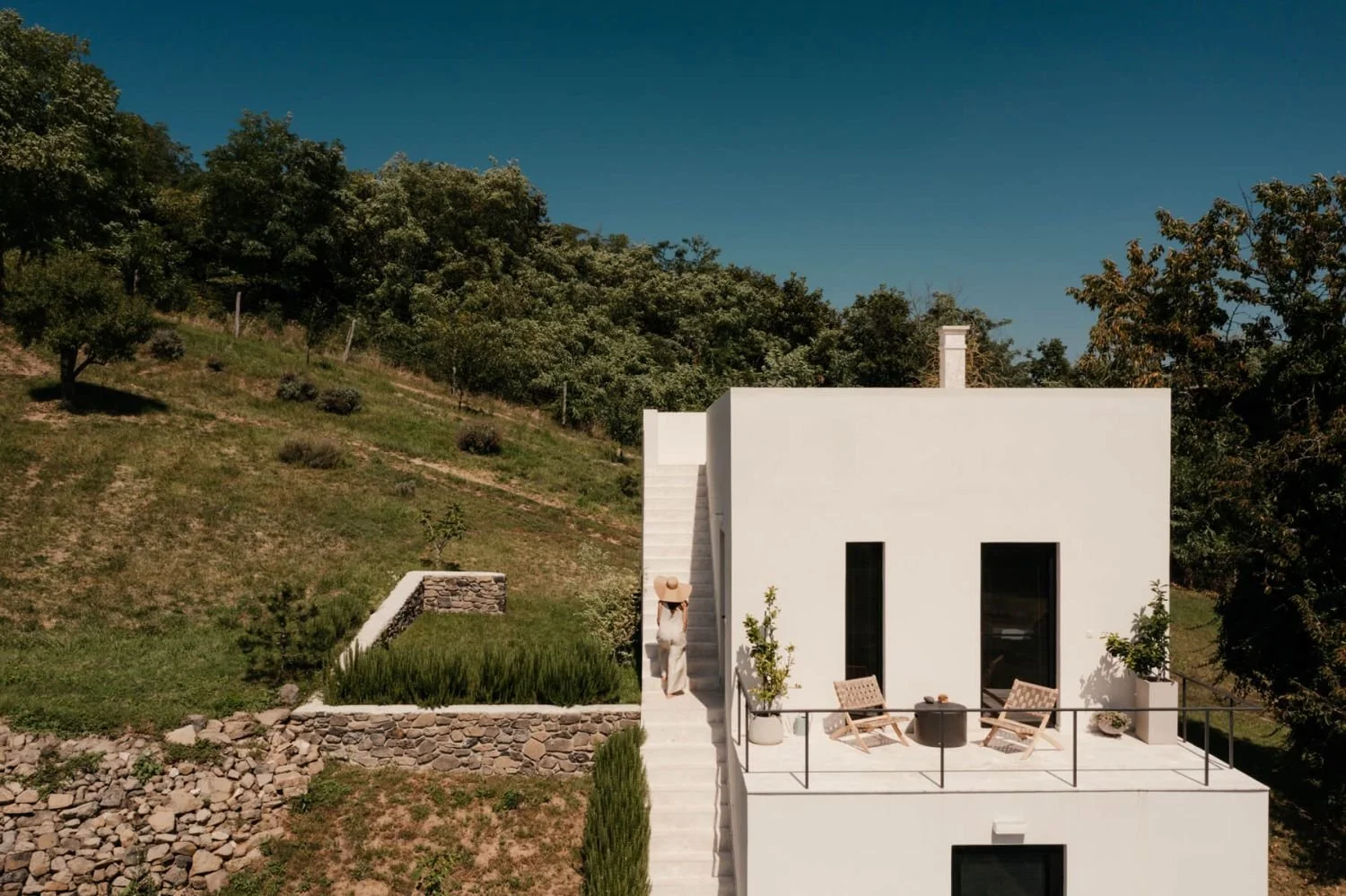 Privát, elvonulós minimalista apartman egy festői borászatban, pár percnyire a Balatontól