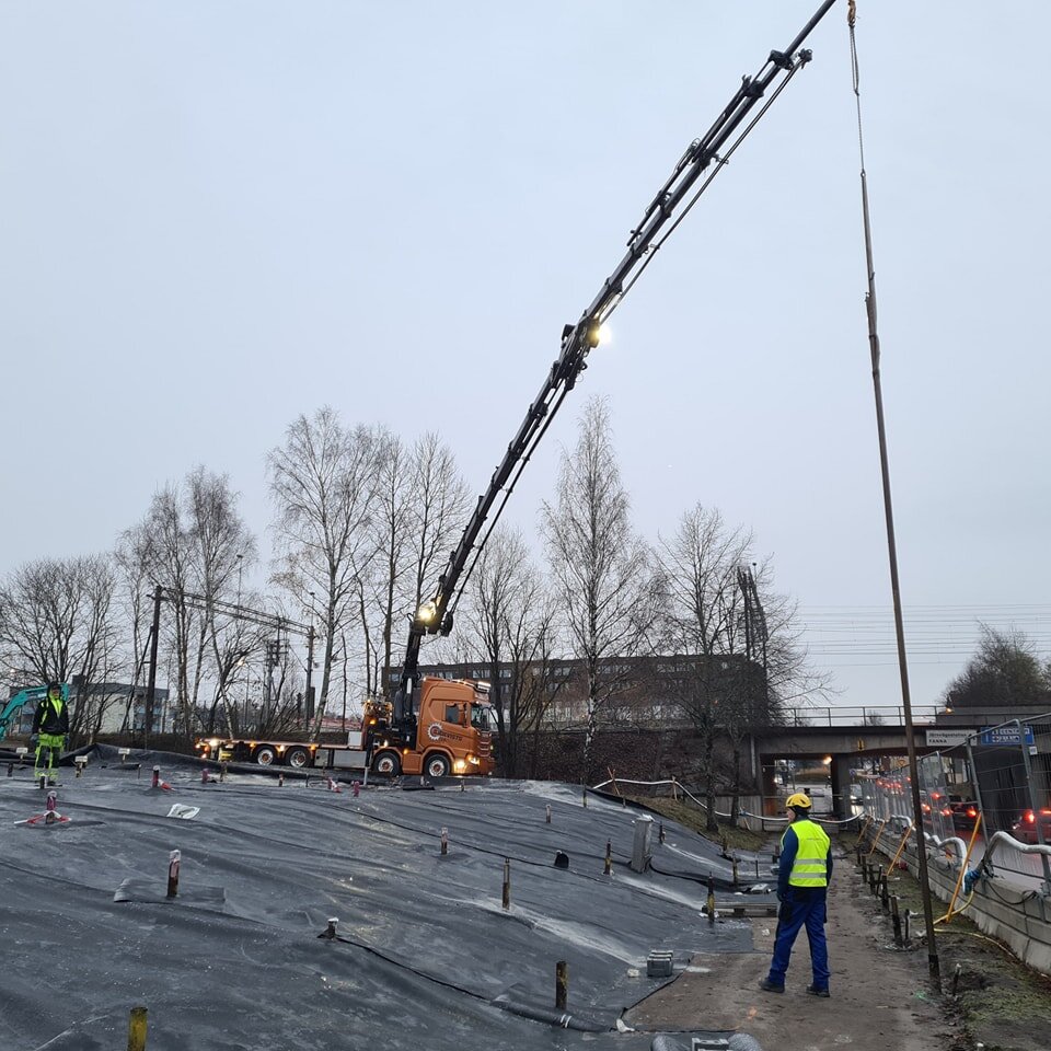 Under veckan har det blivit m&aring;nga lyft &aring;t Kr&uuml;ger A/S i Enk&ouml;ping d&auml;r dom h&aring;ller p&aring; att sanera marken vid en gammal kemtv&auml;tt, &ouml;ver 200 r&ouml;r som ska ner i marken.
//Marcus