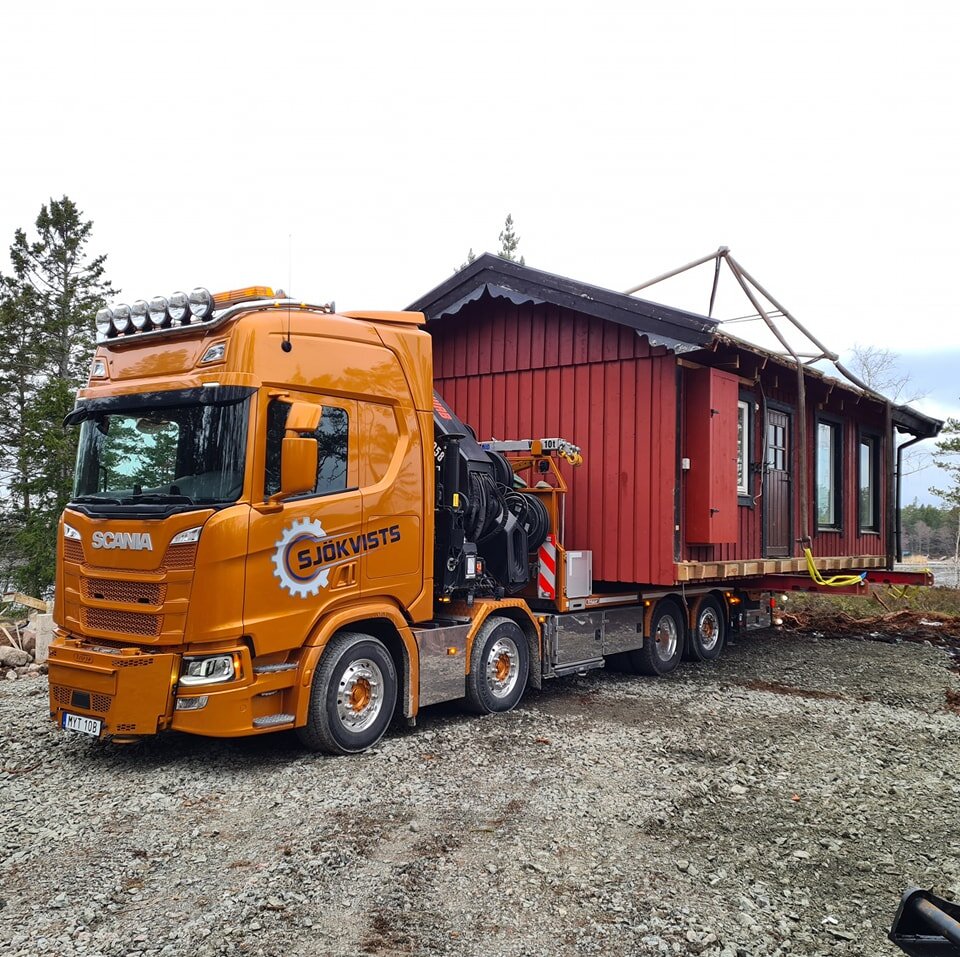 Ig&aring;r blev det flytt av ett litet hus, 5x9 meter p&aring; en tomt ute p&aring; Gr&auml;s&ouml;.
//Marcus