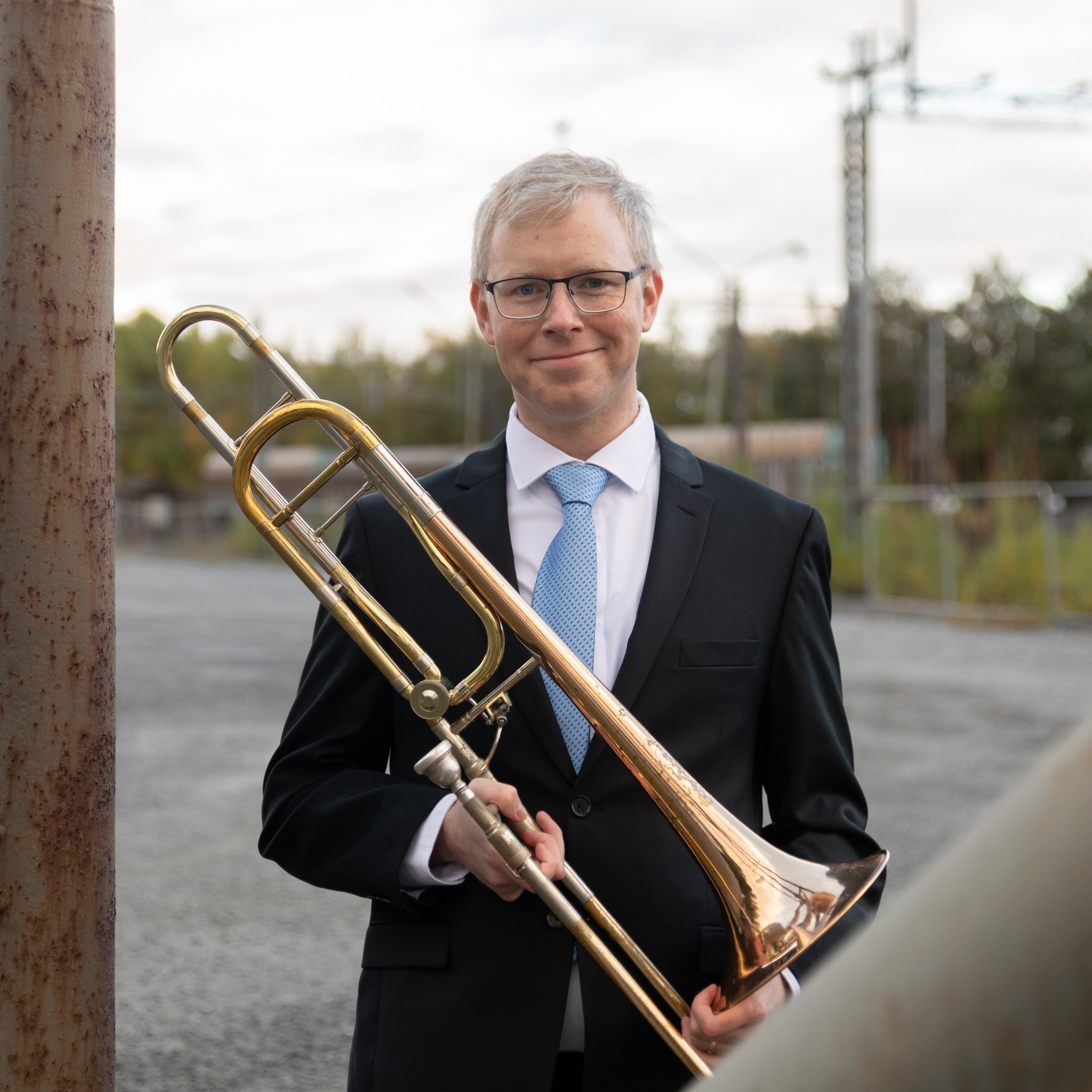 Pasunisti Jon Roskilly pitelee pasuunaa.