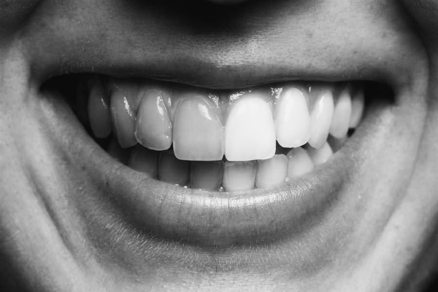 Flekker hvite seler lett fra mat og drikke?