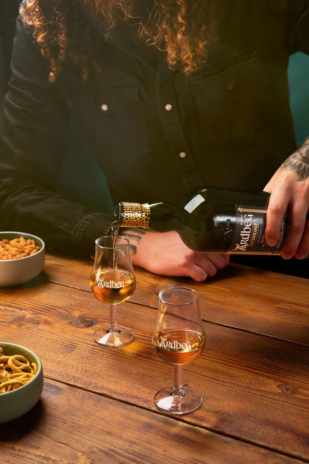 Ardbeg_Anthology_Lifestyle_Pour_with_man.jpg