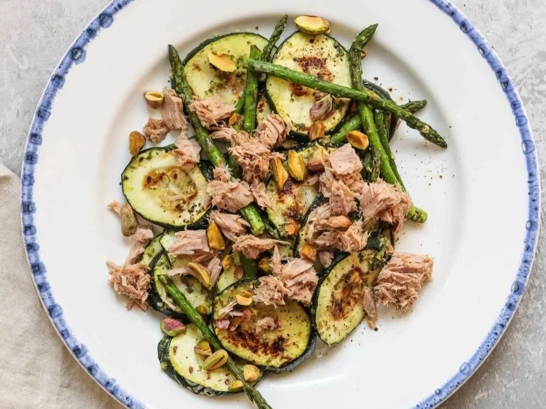 Grilled zucchini and asparagus with tuna and chopped pistachios