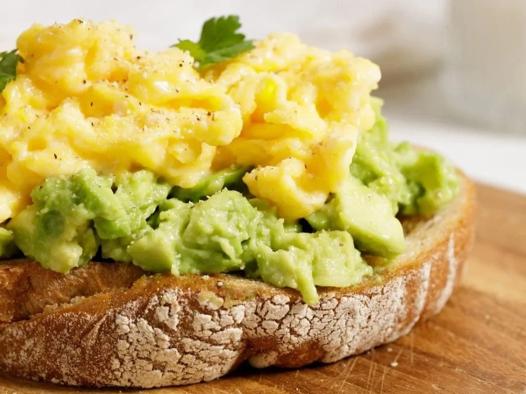 Avocado toast with scrambled eggs, a high-protein breakfast for weight loss