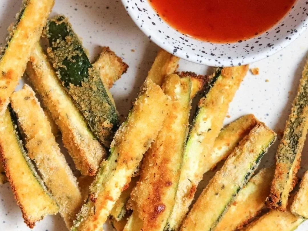 Baked zucchini fries with a dipping sauce