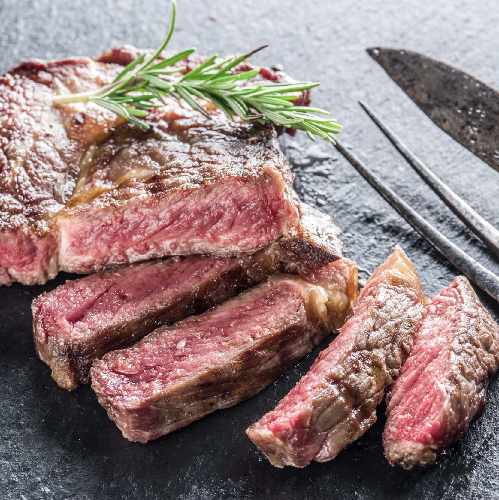 Perfectly cooked steak in a pan using the Eat Shed Glow® method