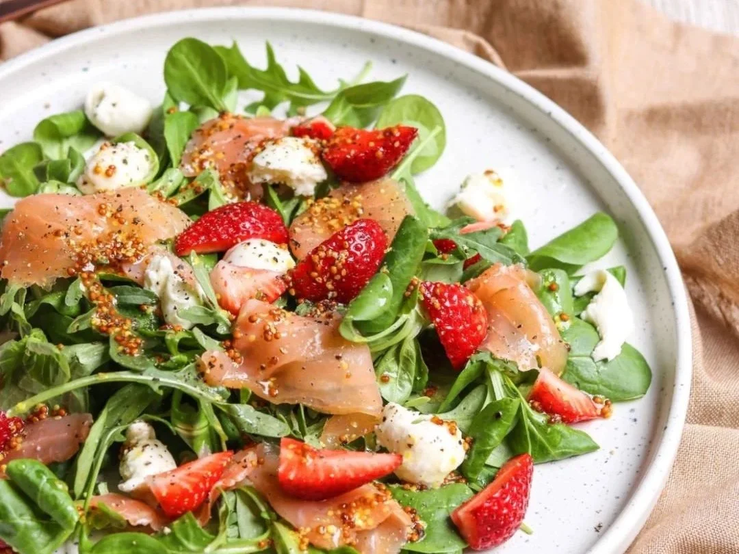 Smoked salmon salad with mozzarella, strawberries and basil