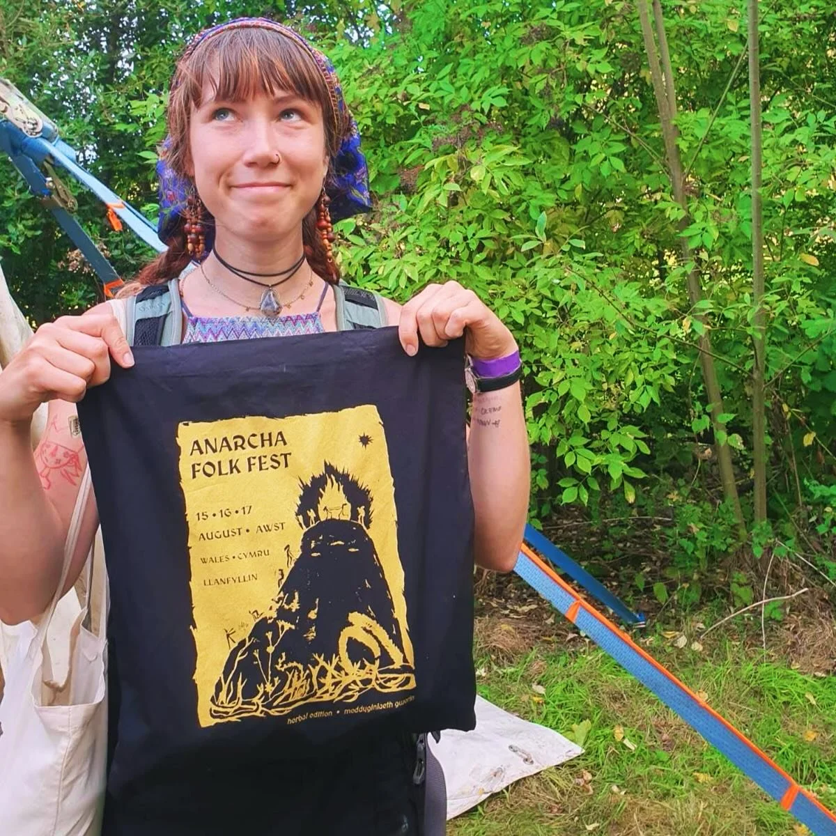 👚MERCH REPRINT PRE-ORDER OPEN NOW👕
(cymraeg isod 🏴)
Our amazing designs this year were drawn by @pauka_meh- the black and gold tshirts screen printed by @ouroboros_screen_prints sold out almost instantly on the Friday!
We’re