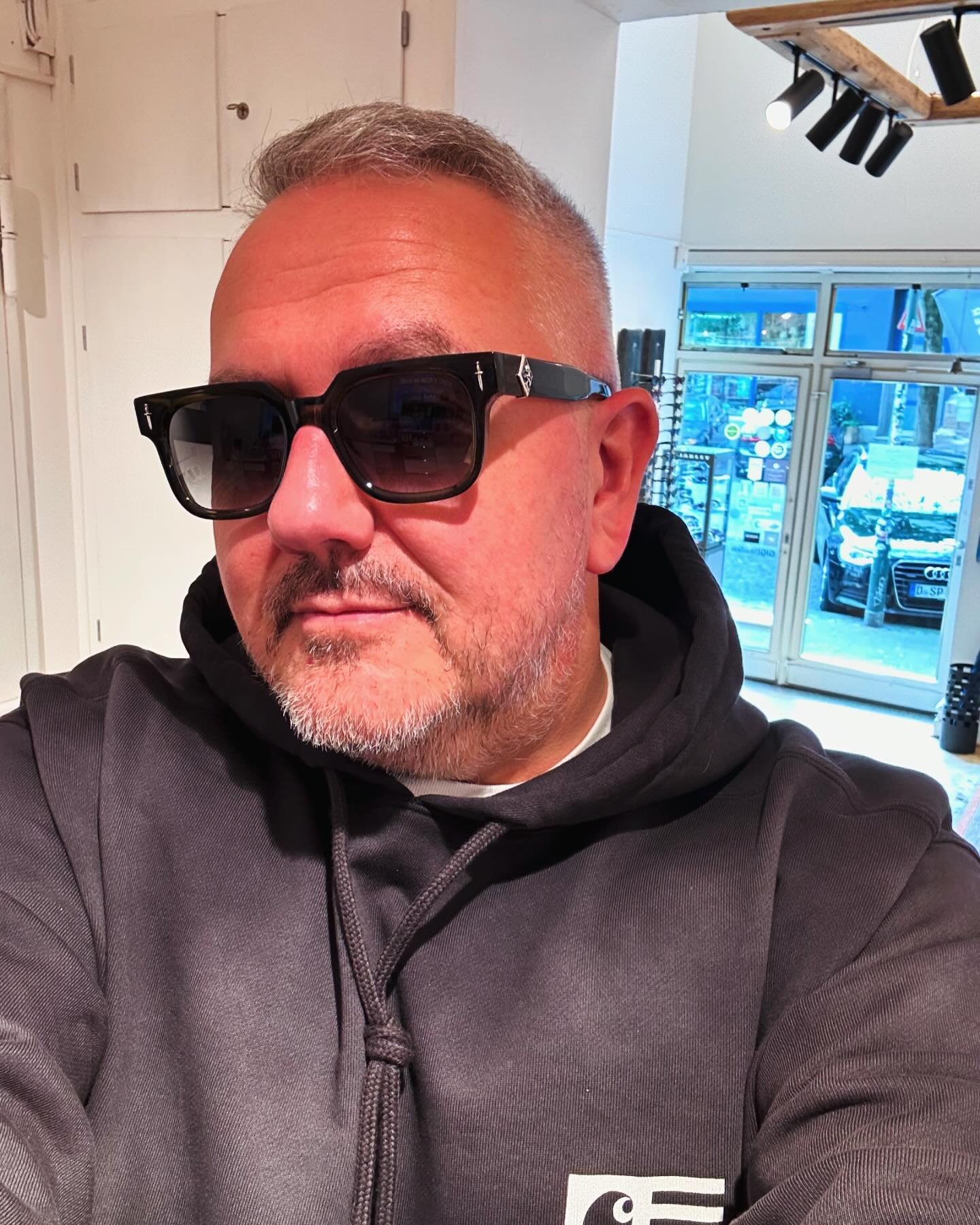 In love with the new @cutlerandgross @thegreatfrogeyewear sunglasses 😎🤩 
Kommt vorbei und schaut sie euch an 💟

#hesseundhollaender #hesseundholl&auml;nder #d&uuml;sseldorf #flingern #flingernlove #k&ouml;ln #ehrenfeld #cutlerandgross #thegreatfro
