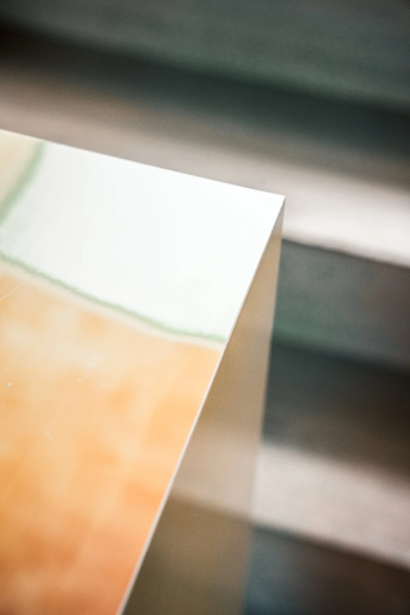 IRIDESCENT PLINTH