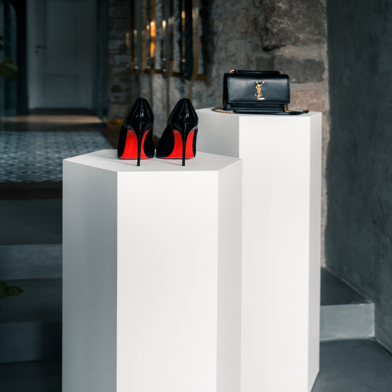 HIRE+LOVE+EVENT+HIRE+WHITE+HEXAGON+PRODUCT+DISPLAY+PLINTH+INDOOR.png