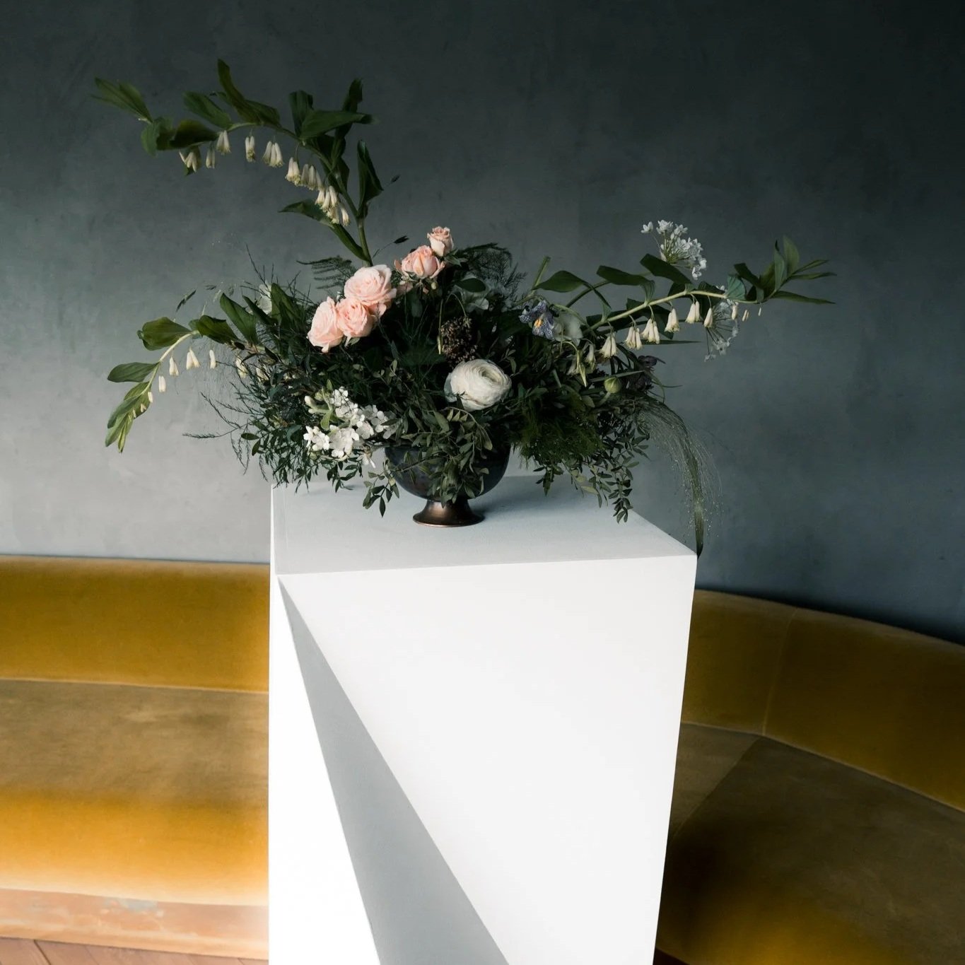 HIRE+LOVE+EVENT+HIRE+WHITE+GEOMETRIC+FORM+PRODUCT+DISPLAY+PLINTH.jpg
