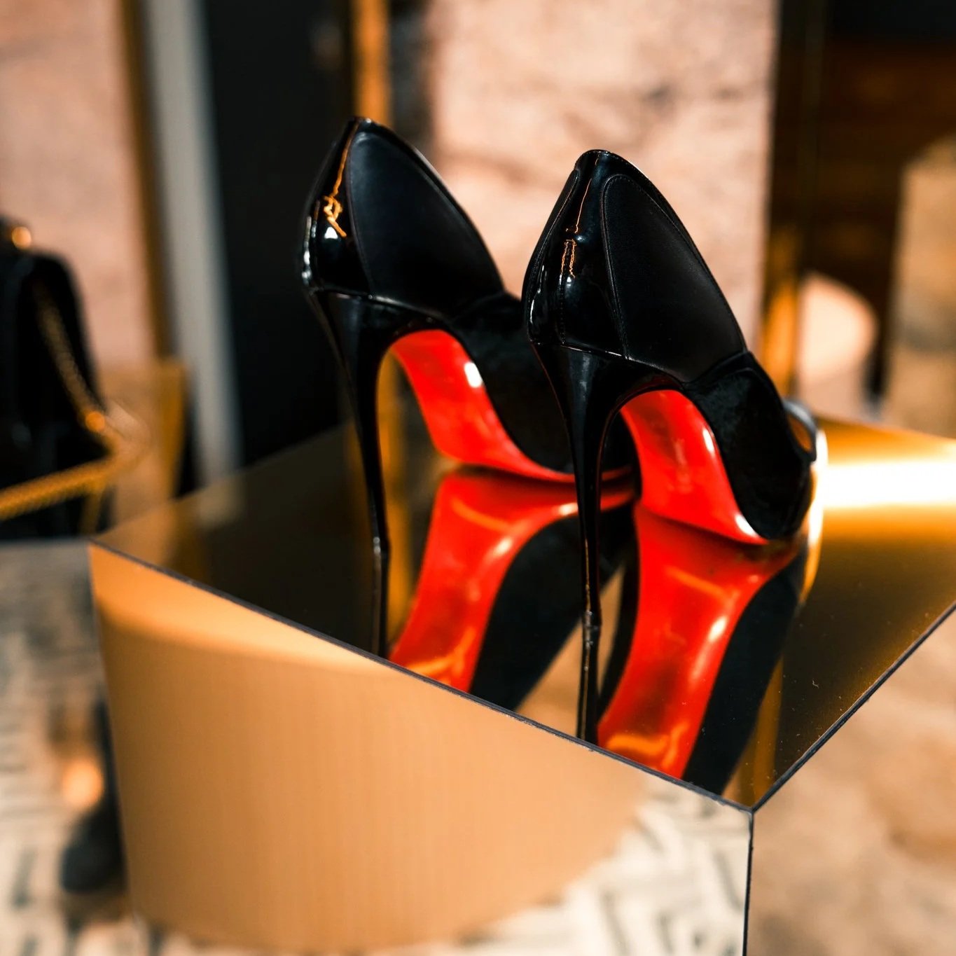 HIRE+LOVE+EVENT+HIRE+CHAMPAGNE+MIRROR+PRODUCT+DISPLAY+PLINTH+WEDDING.jpg