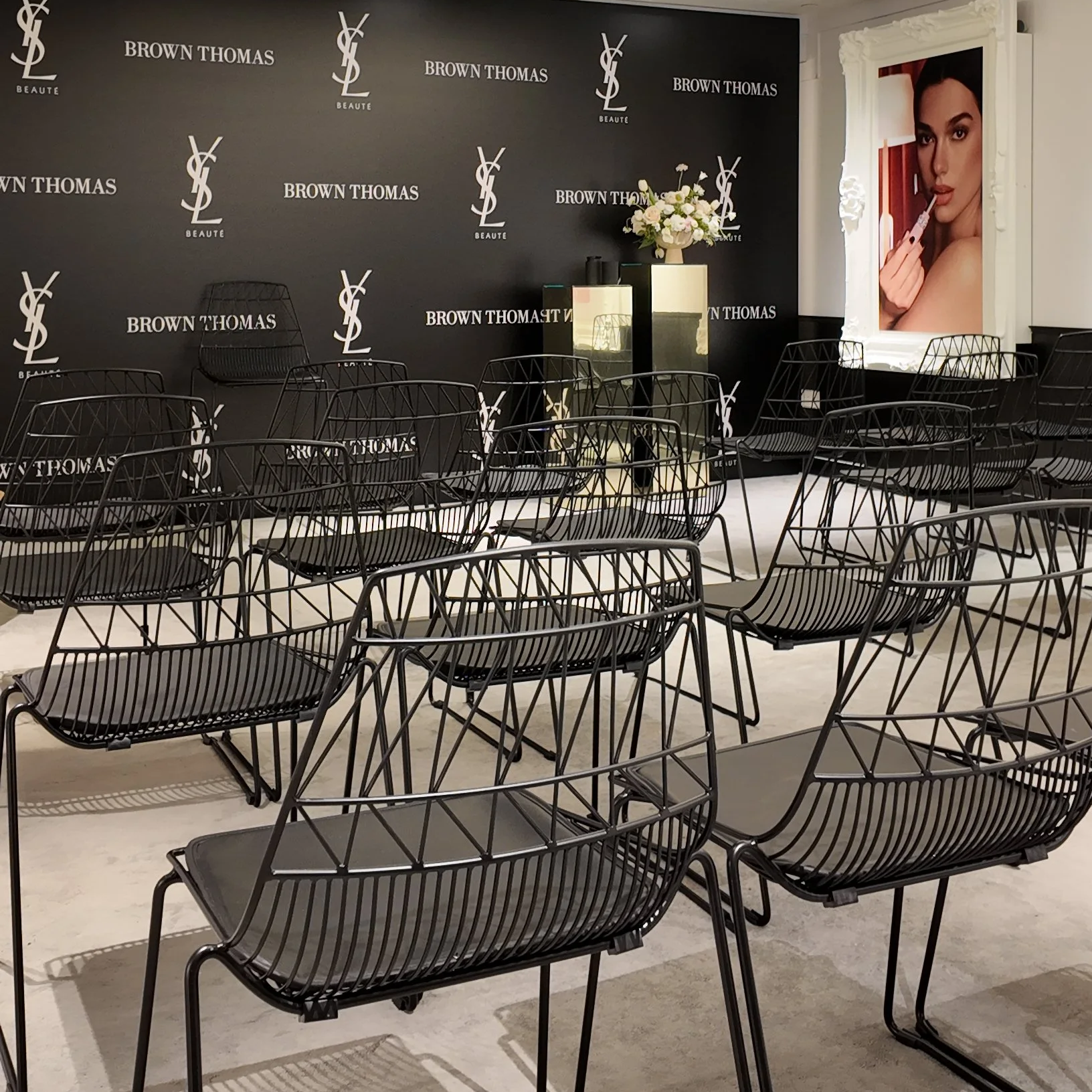 BLACK LUCY CHAIR