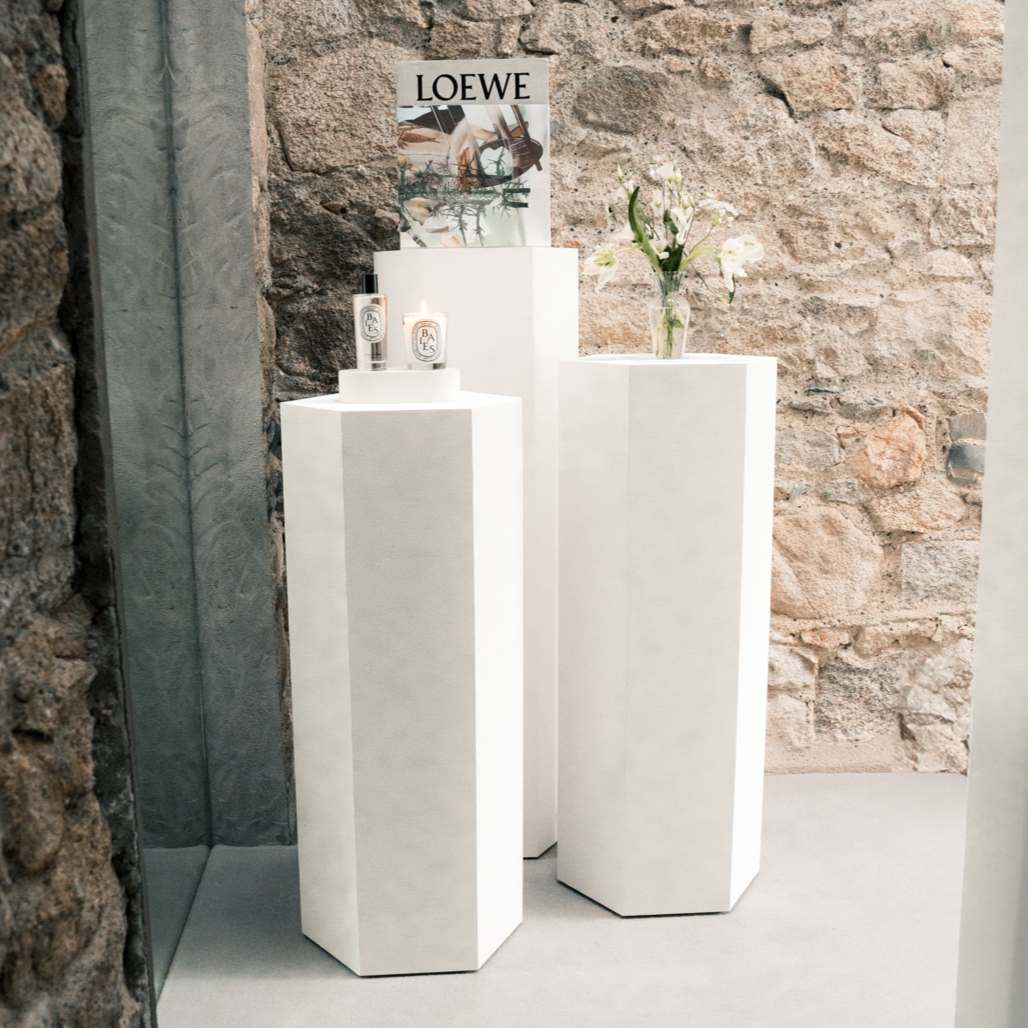 HIRE+LOVE+EVENT+HIRE+WHITE+HEXAGON+PRODUCT+DISPLAY+PLINTH+OUTDOOR.png