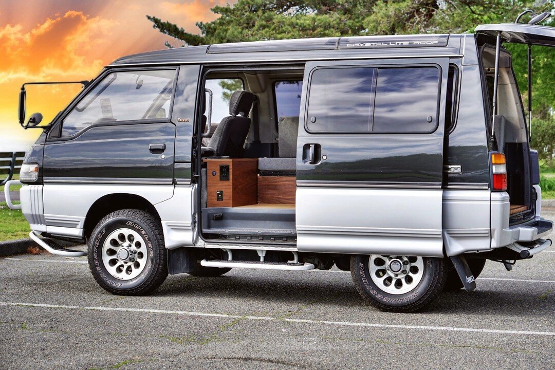 The first JDM built out we done, an 1994 Mitsubishi Delica 4x4. 

#jdm #vanlife #mitsubishi #delica #4wd #chamonix #diesel #vansinsea #starwagon #pnw #seattle #vanlifenorthwest #turbo #foglights #roofrack