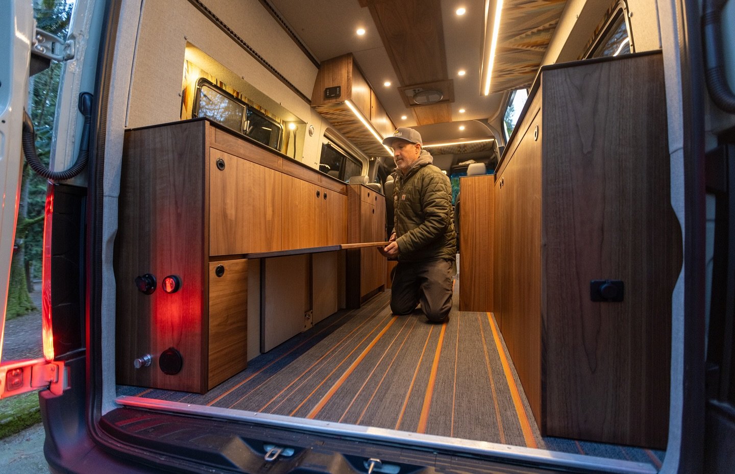 Built in flip up ski bench. Put those boots on in the warm van!

#rydawell&nbsp;#explorevanx&nbsp;#vanlife&nbsp;#vance&nbsp;#seattle&nbsp;#washington&nbsp;#travel&nbsp;#vanclans&nbsp;#sprintervan&nbsp;#sprinterconversion&nbsp;#sprinter144&nbsp;#sprin