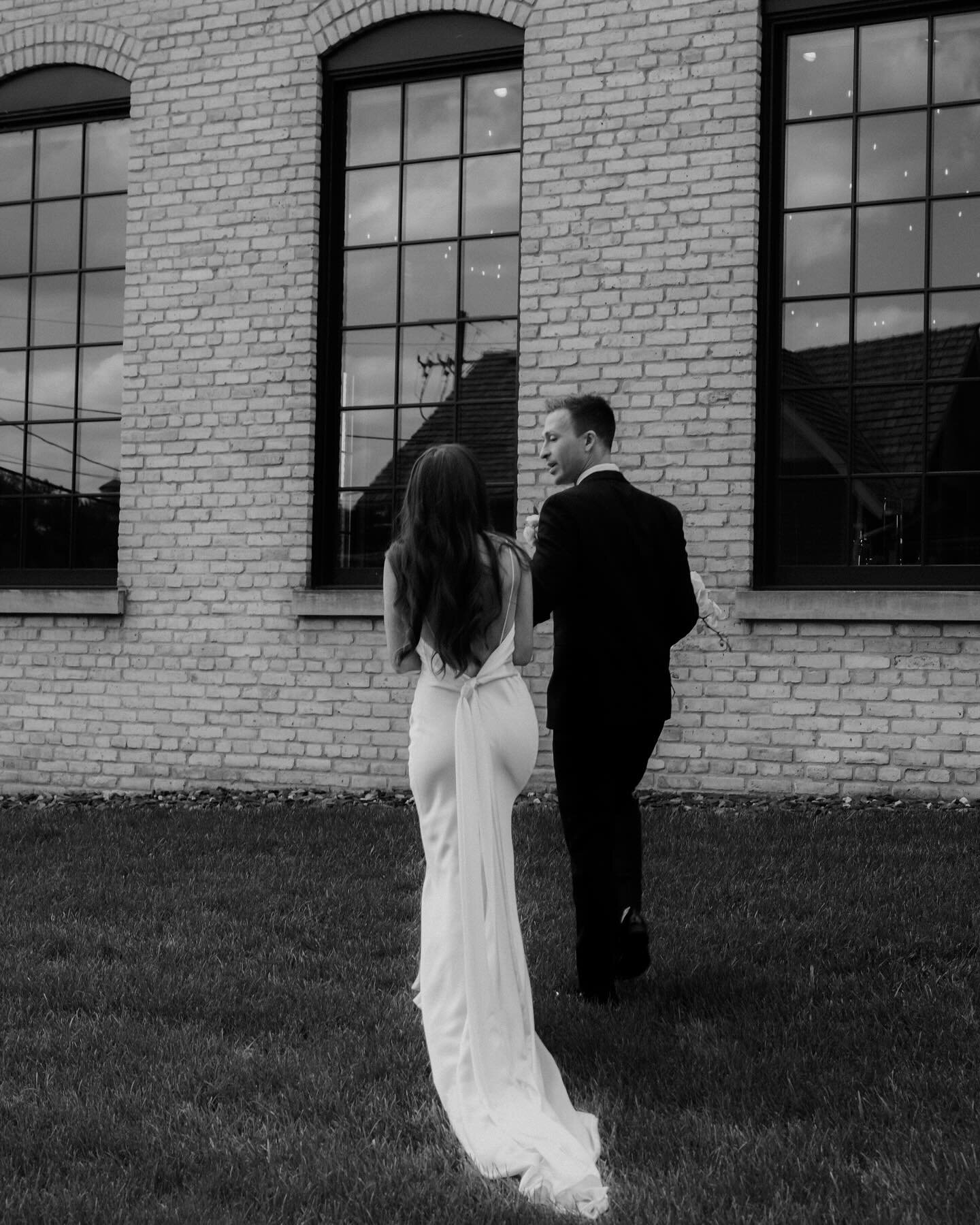 the in between moments 🖤

.
.
.
second shot @brookeemilyphoto 
#daniellerosephotography #daniellerosephoto #DRP #chicago #chicagophotographer #engagement #engagementphotographer #wedding #weddingphotographer #midwest #midwestphotographer #illinoisph